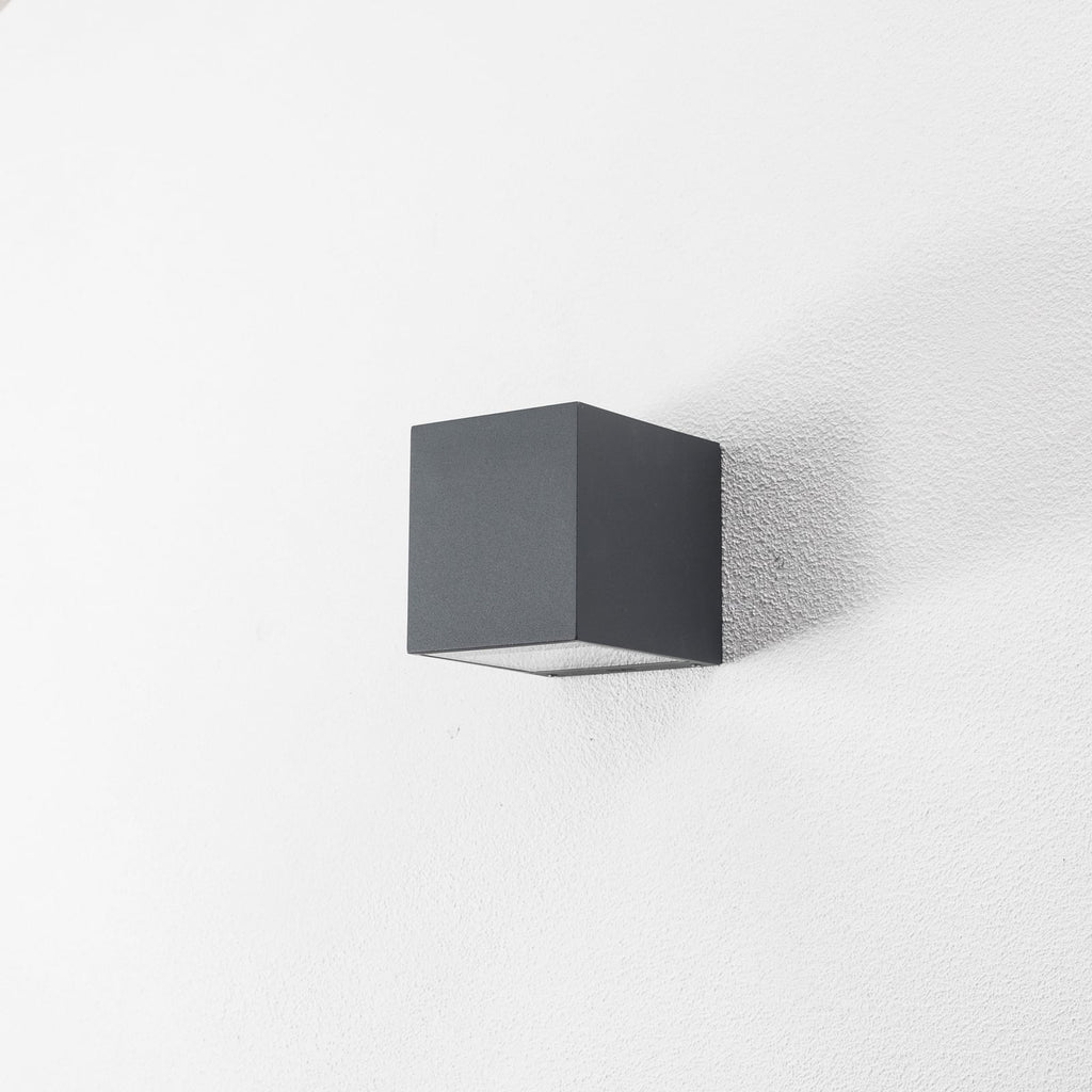 Detalj av LED utevegglampe 24718 K3 grafitt nedlys 8W IP65 fra BEGA
