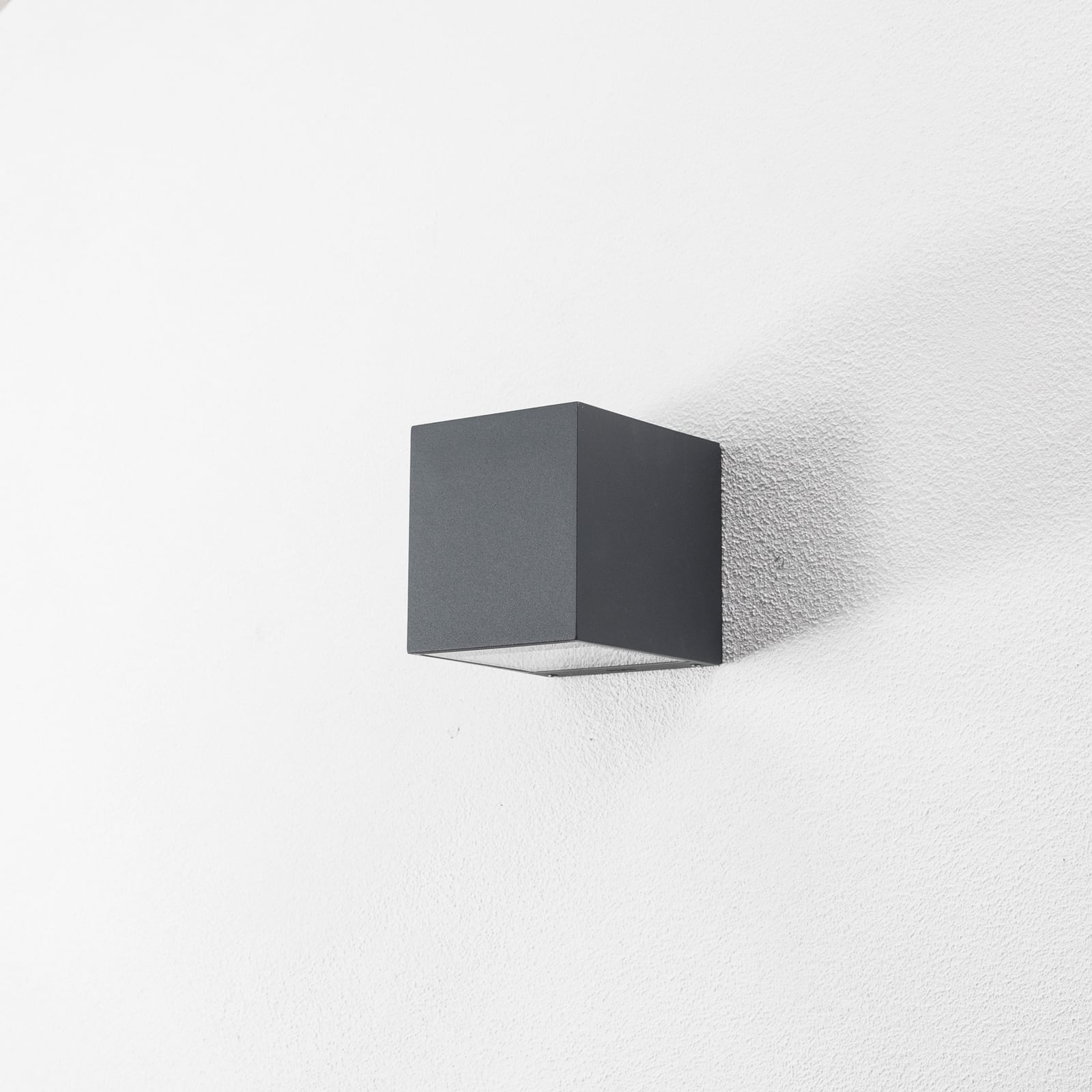 Detalj av LED utevegglampe 24718 K3 grafitt nedlys 8W IP65 fra BEGA