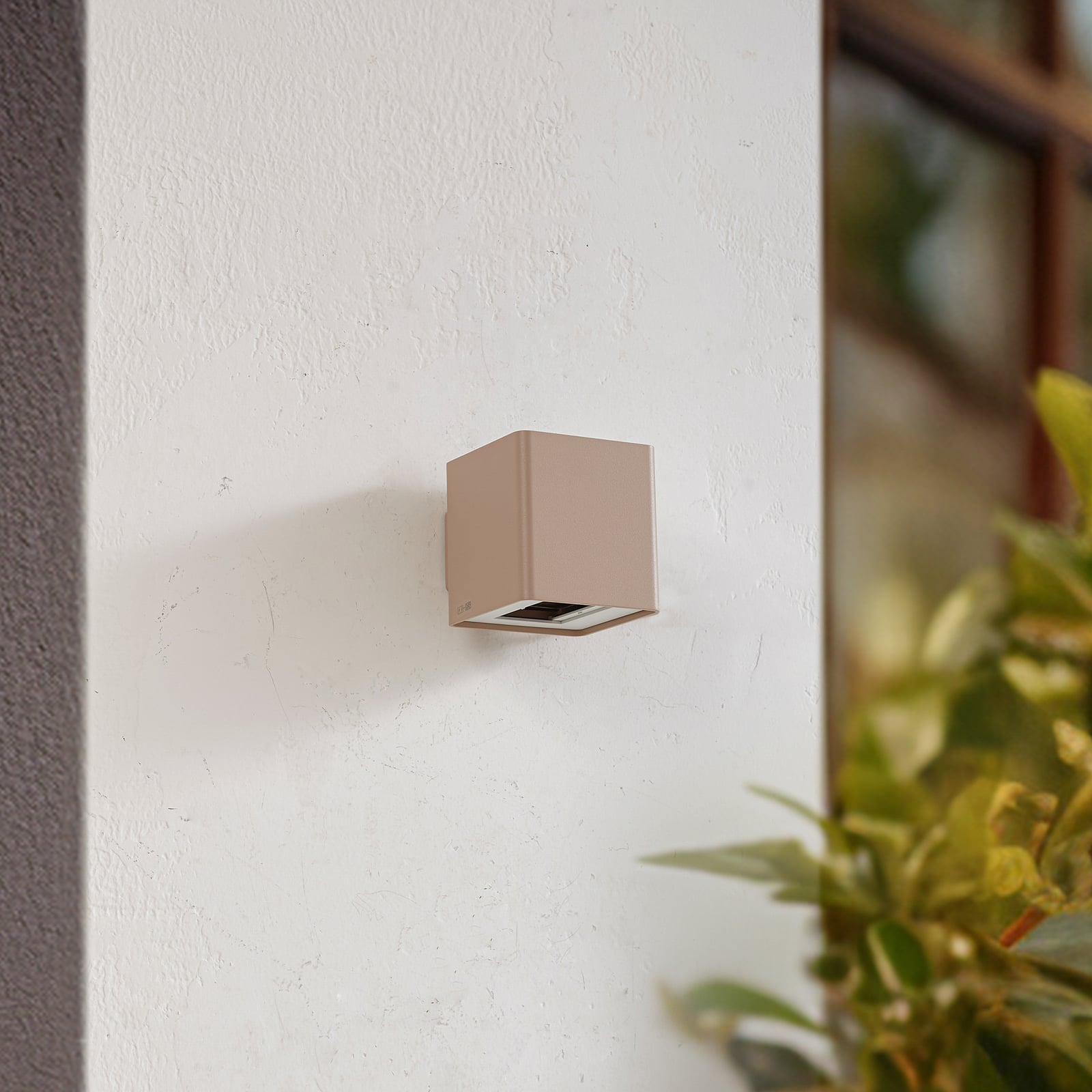 LED utevegglampe Aaron opp og ned beige IP54 10,7W detalj av materiale