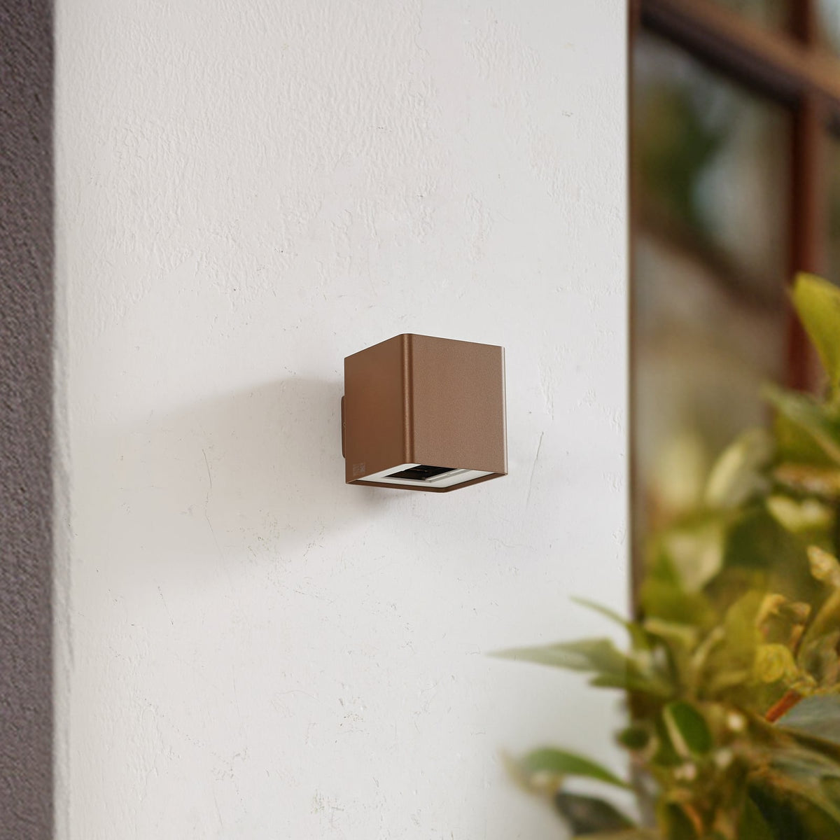 LED utevegglampe Aaron opp og ned brun IP54 10,7W detalj