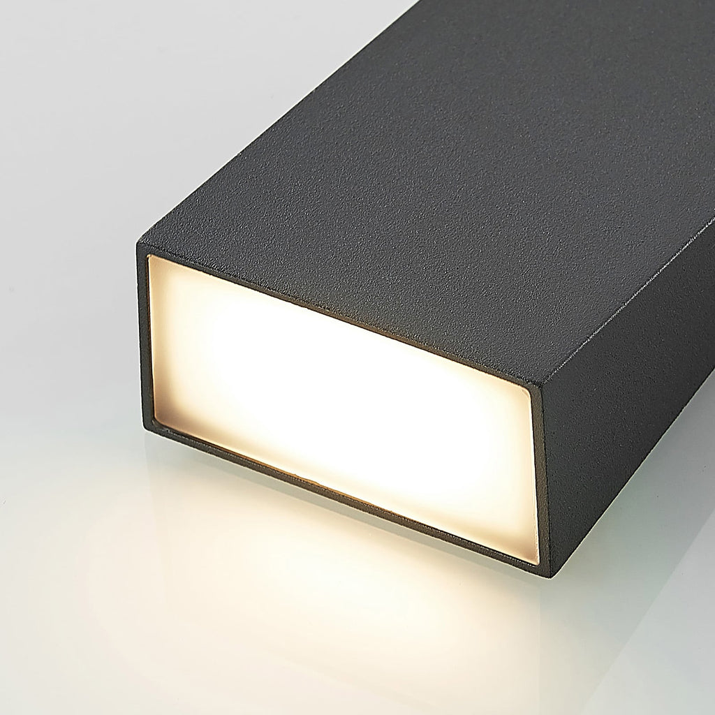 LED utevegglampe Adarey mørkegrå detalj av IP54-merking