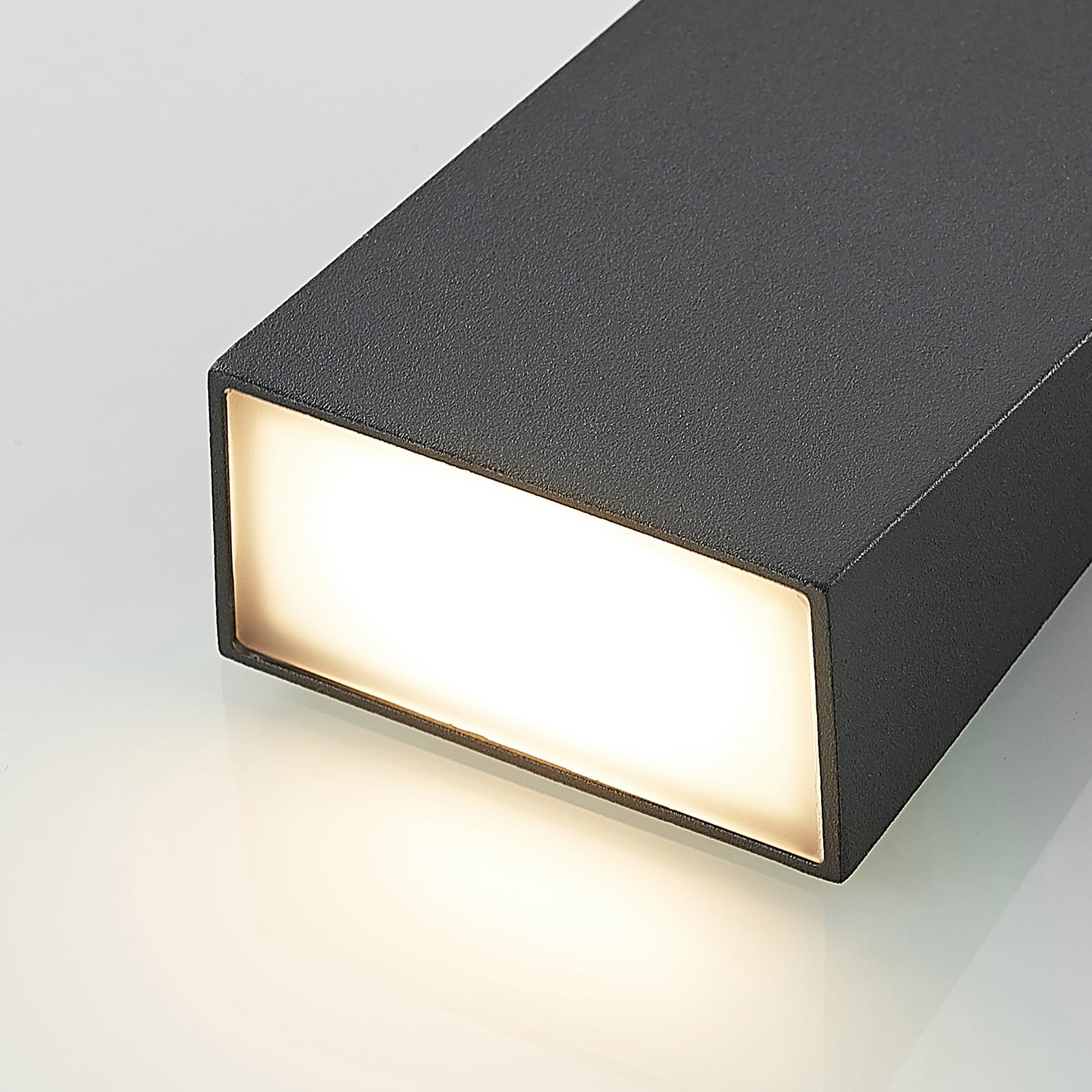 LED utevegglampe Adarey mørkegrå detalj av IP54-merking