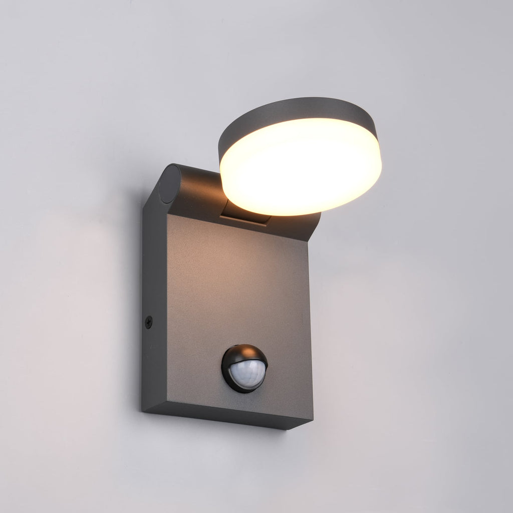 LED utevegglampe Adour antrasitt CCT med bevegelsessensor montert ved inngang