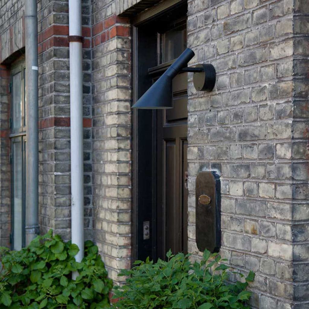 Nærbilde av LED utevegglampe AJ 50 svart aluminium og festedetaljer
