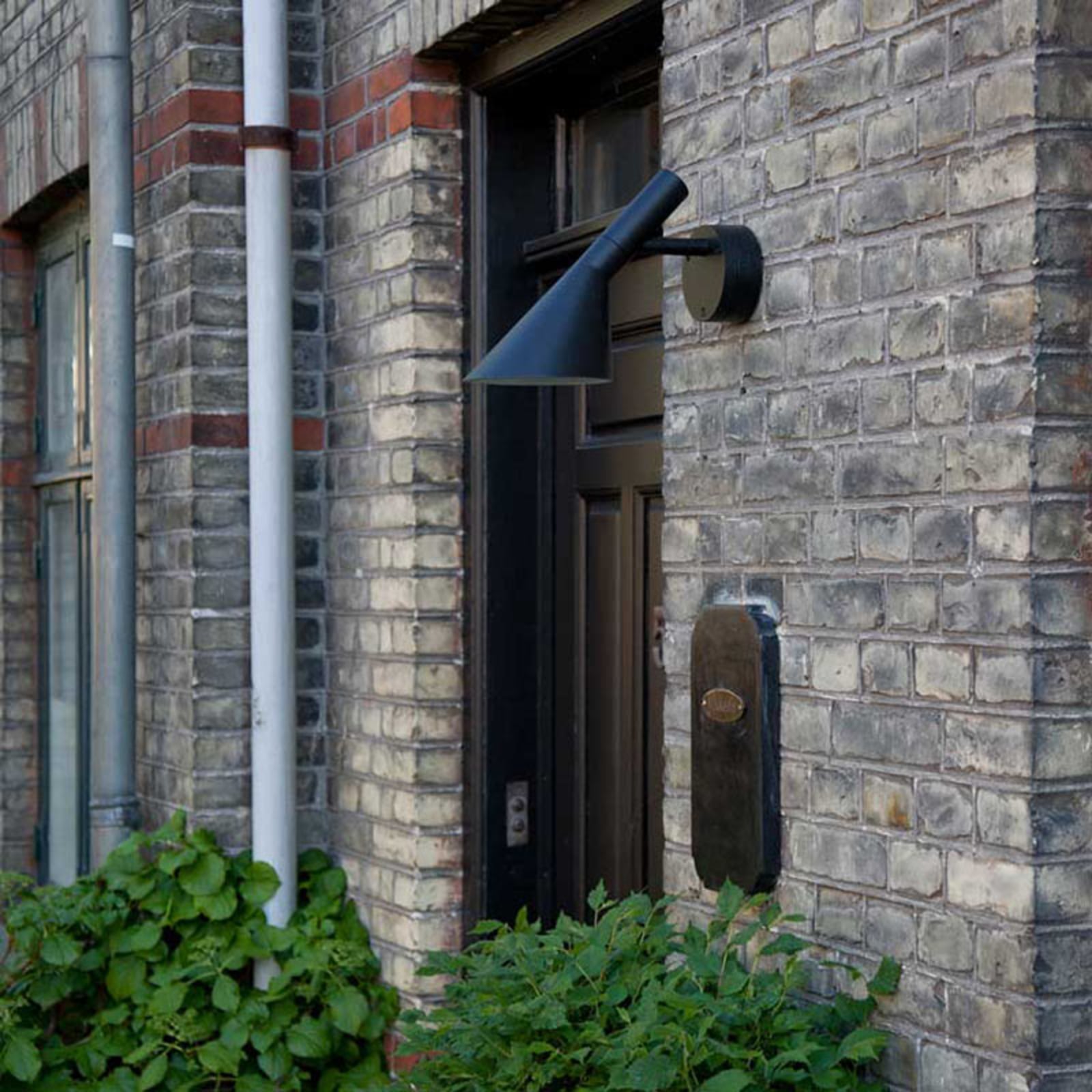 Nærbilde av LED utevegglampe AJ 50 svart aluminium og festedetaljer