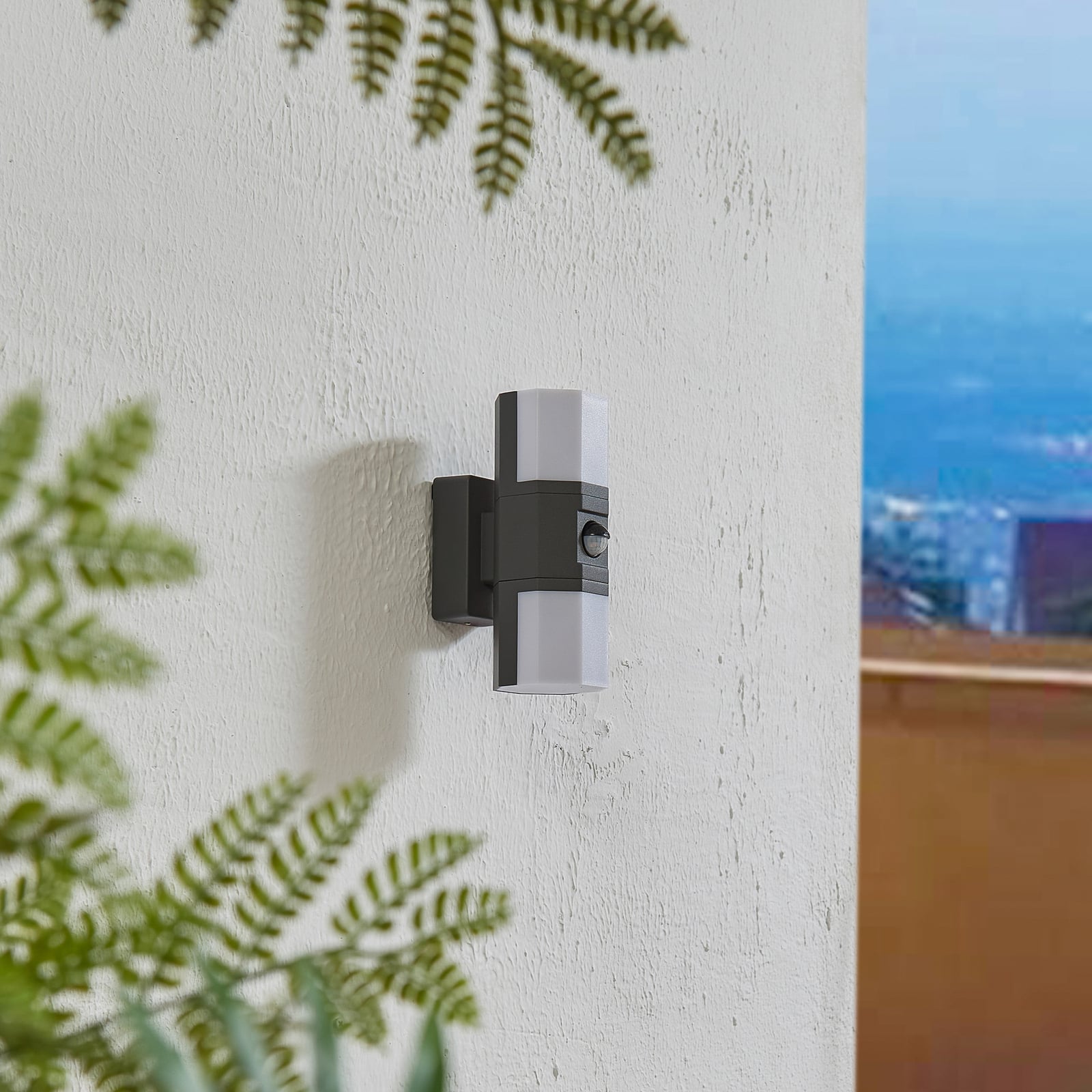 LED utevegglampe Alaric opp/ned med bevegelsessensor IP54 bakside