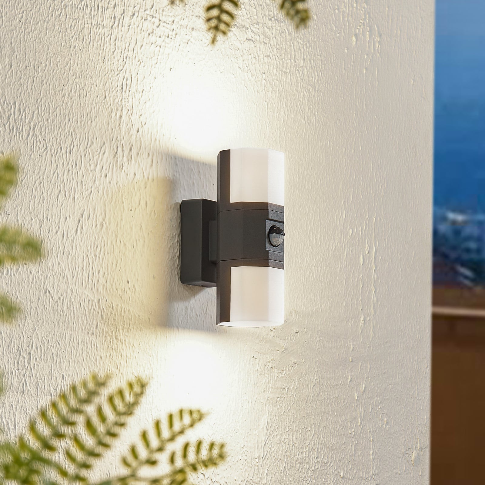 LED utevegglampe Alaric opp/ned med bevegelsessensor IP54 front