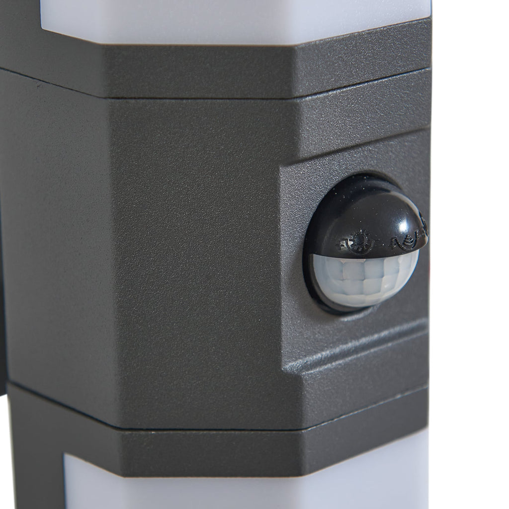 LED utevegglampe Alaric opp/ned med bevegelsessensor IP54 lysbilde