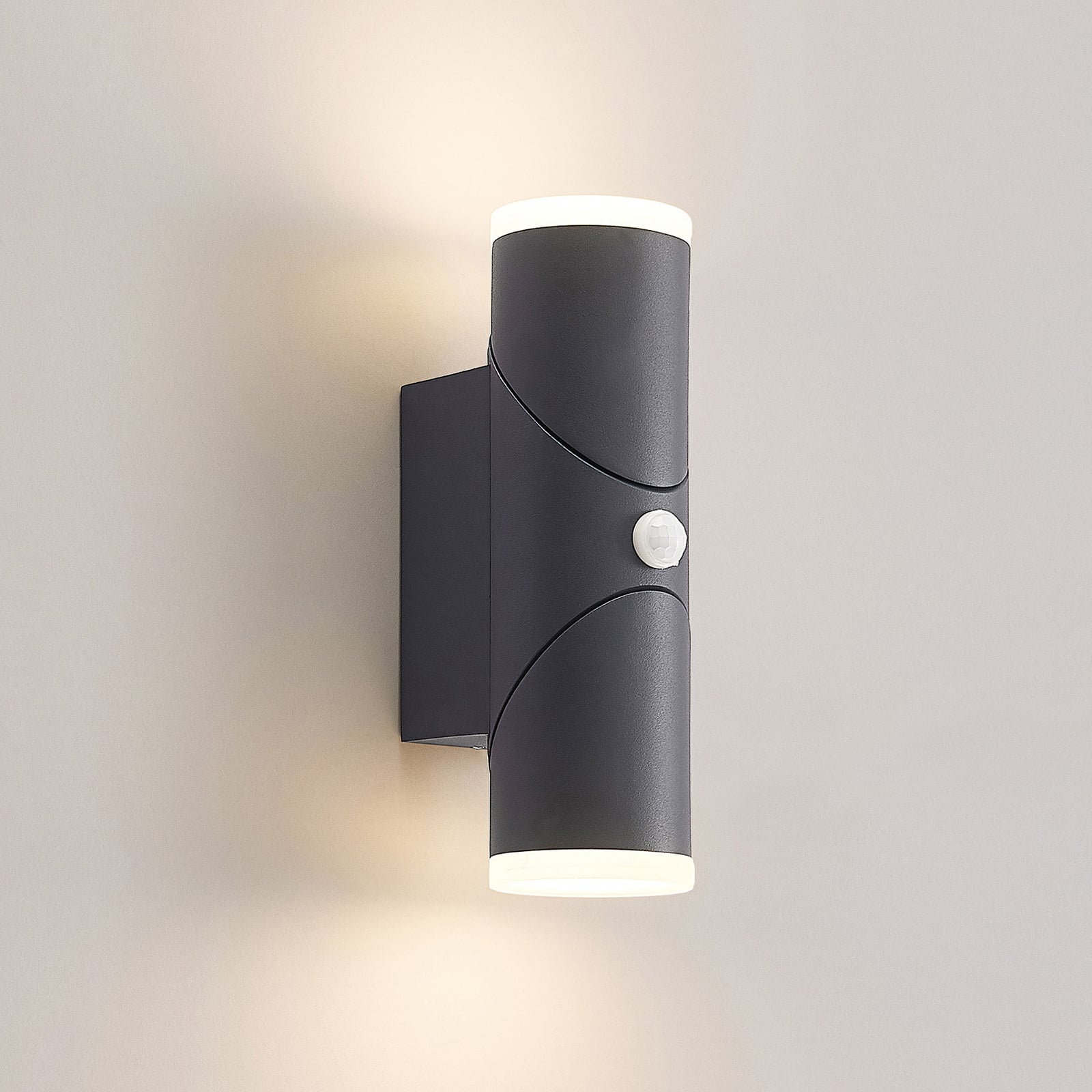 Nærbilde av bevegelsessensor på LED utevegglampe Aspyn 2-lys med bevegelsessensor IP54