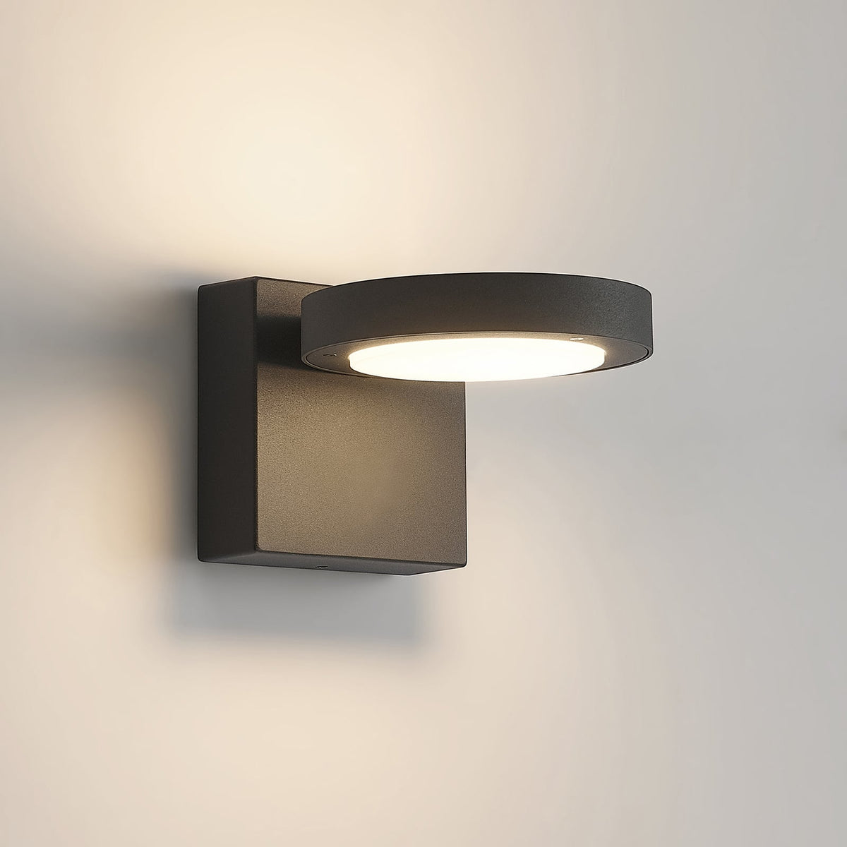 LED utevegglampe Belna antrasitt aluminium montert på vegg