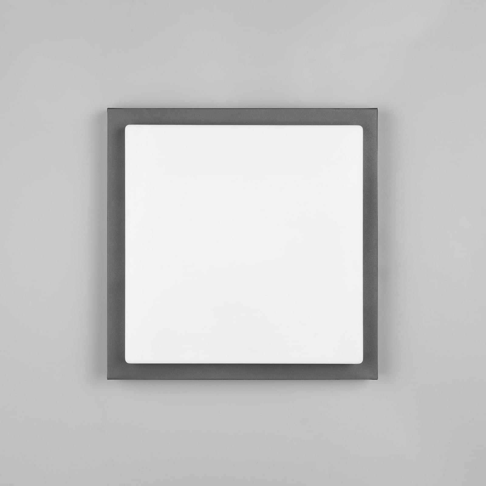 Montert LED utevegglampe Bermejo kantet CCT med bevegelsessensor IP54 ved inngang