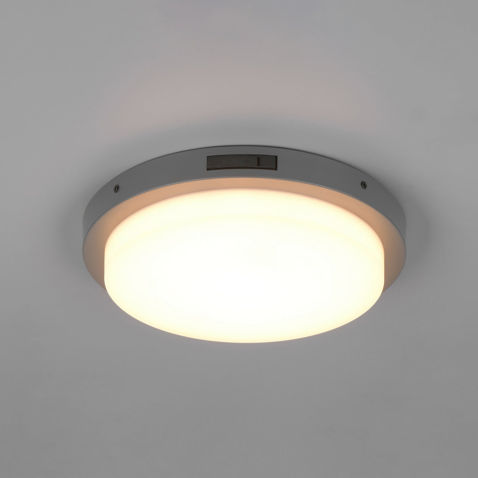 Nærbilde av bevegelsessensor på LED utevegglampe Bermejo rund CCT med bevegelsessensor IP54