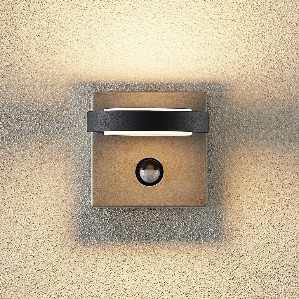 LED utevegglampe med bevegelsessensor betong antrasitt IP54 - Lucande montert på vegg