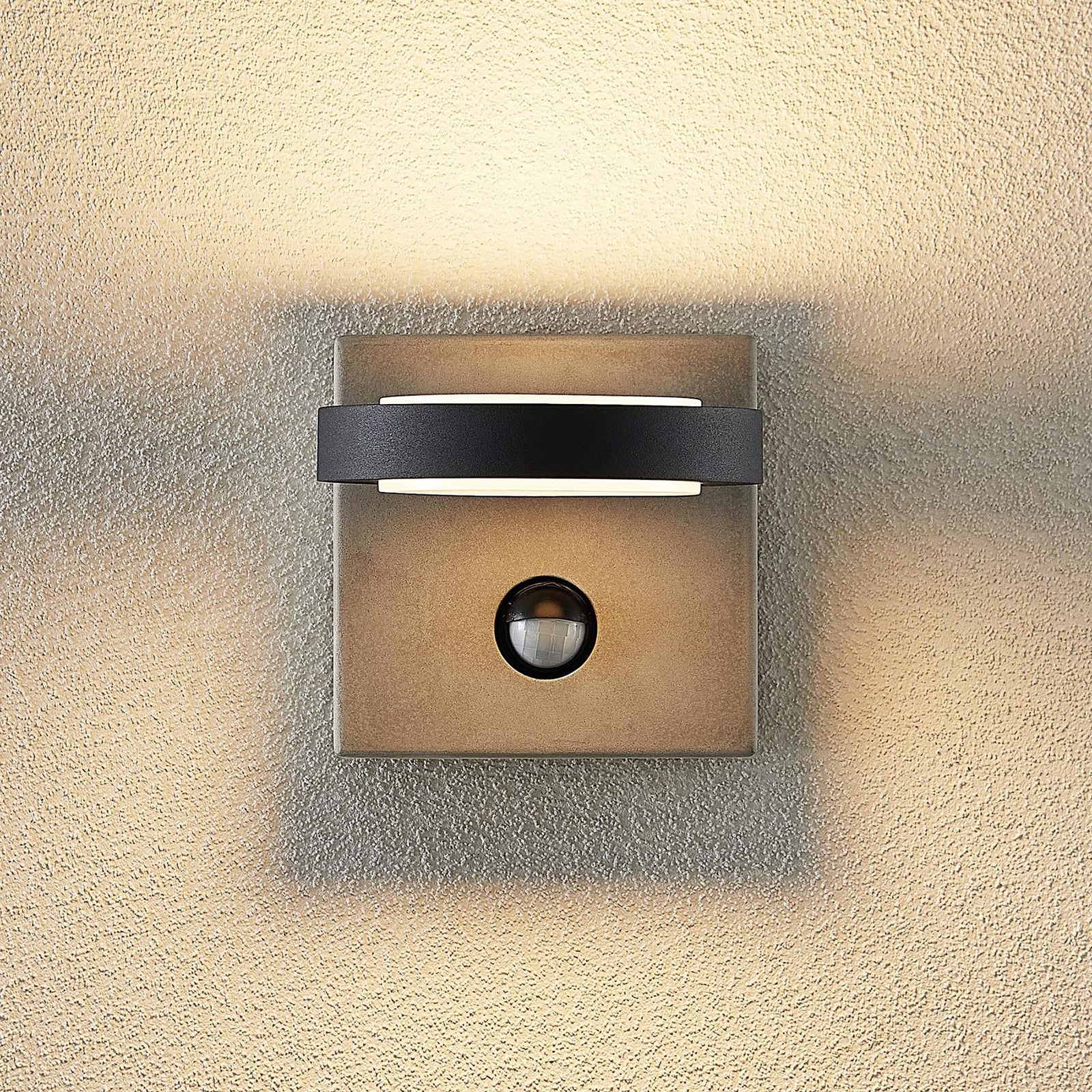 LED utevegglampe med bevegelsessensor betong antrasitt IP54 - Lucande montert på vegg