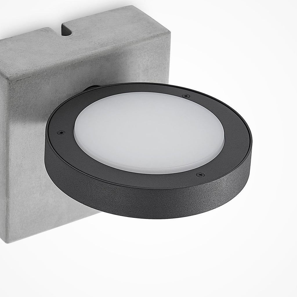LED utevegglampe med bevegelsessensor betong antrasitt IP54 - Lucande nærbilde av lyskilde