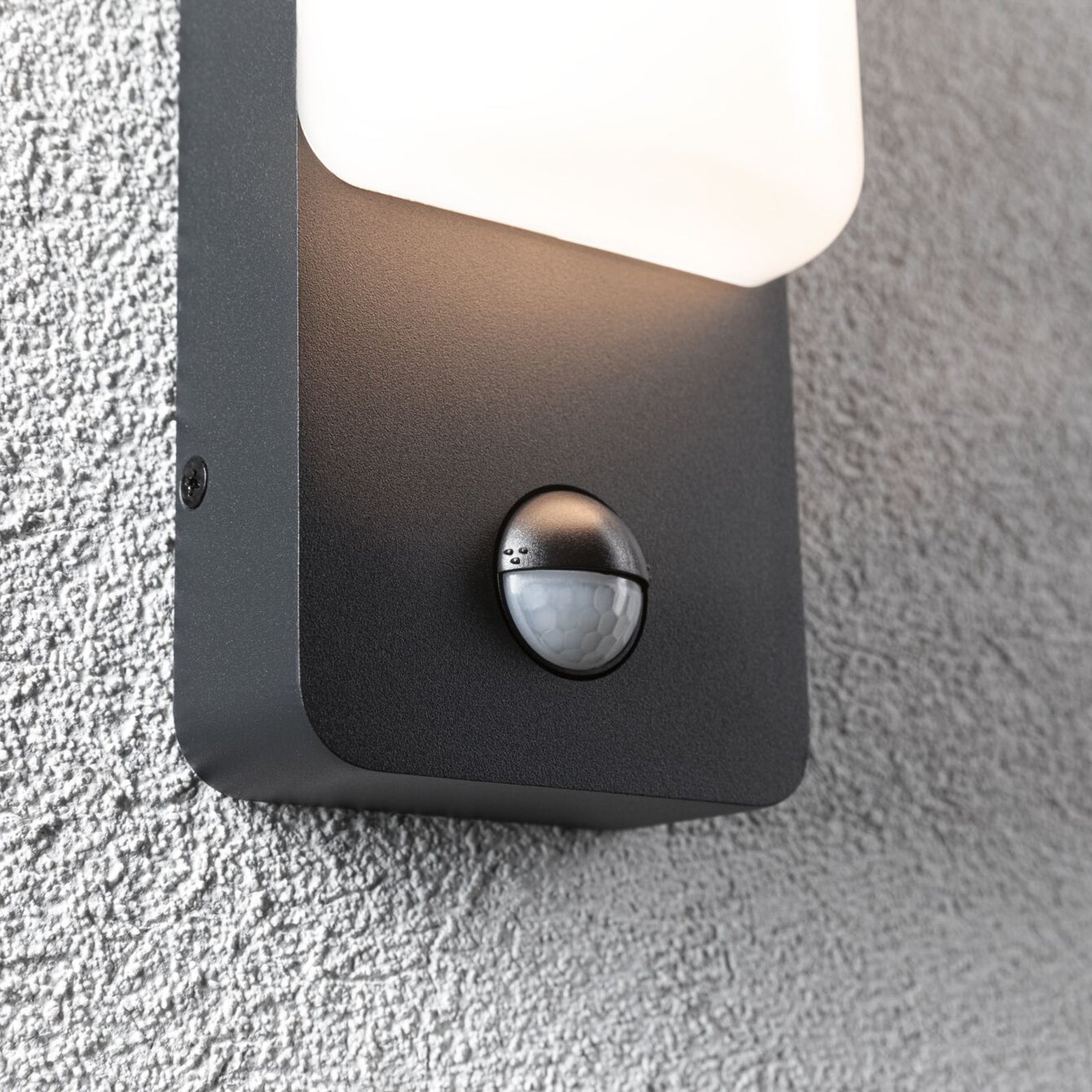 Nærbilde av aluminiumskroppen på LED utevegglampe Bonnie aluminium 2200/3000K med sensor IP44