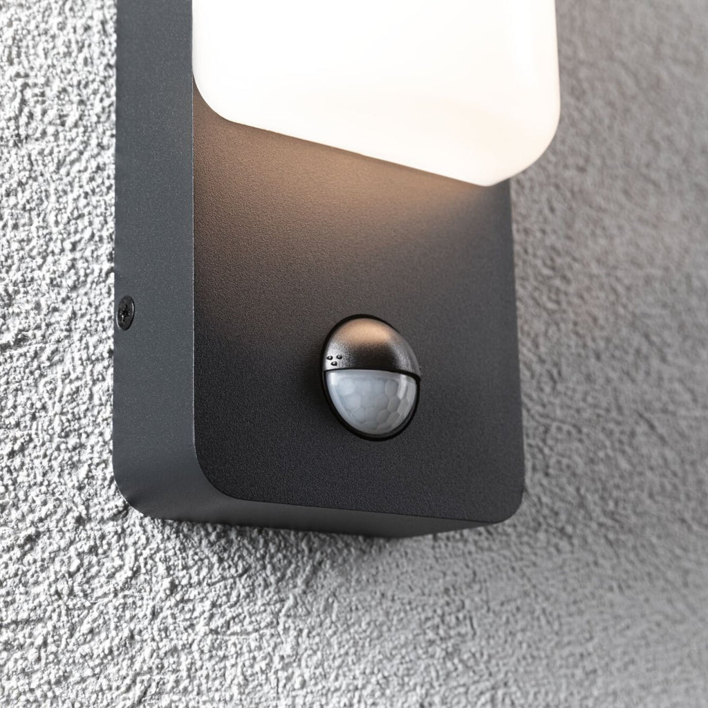 Nærbilde av aluminiumskroppen på LED utevegglampe Bonnie aluminium 2200/3000K med sensor IP44