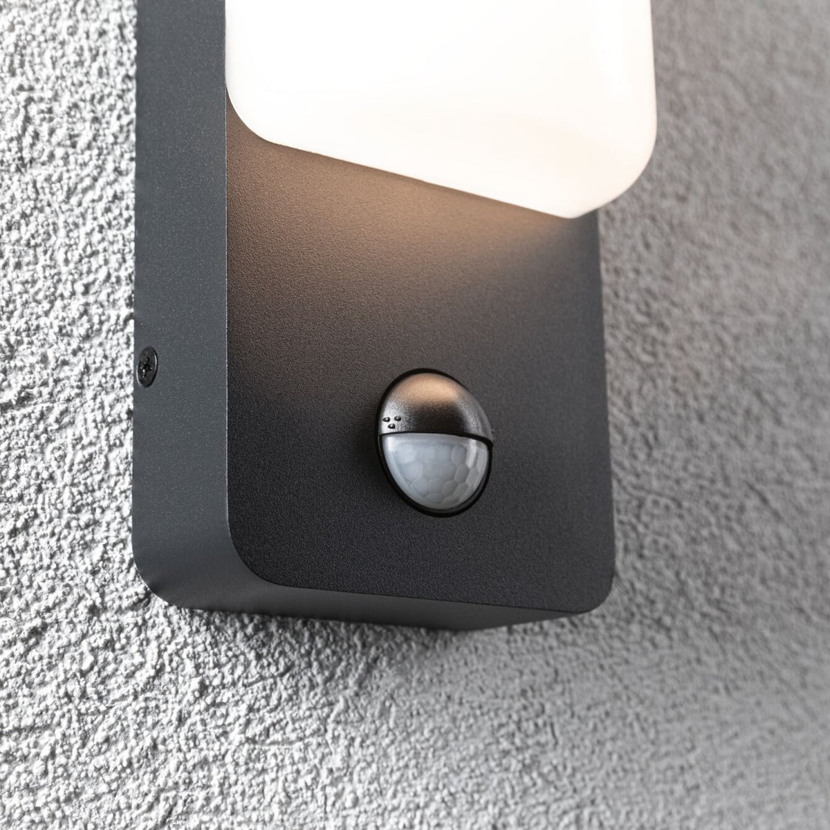 Nærbilde av aluminiumskroppen på LED utevegglampe Bonnie aluminium 2200/3000K med sensor IP44
