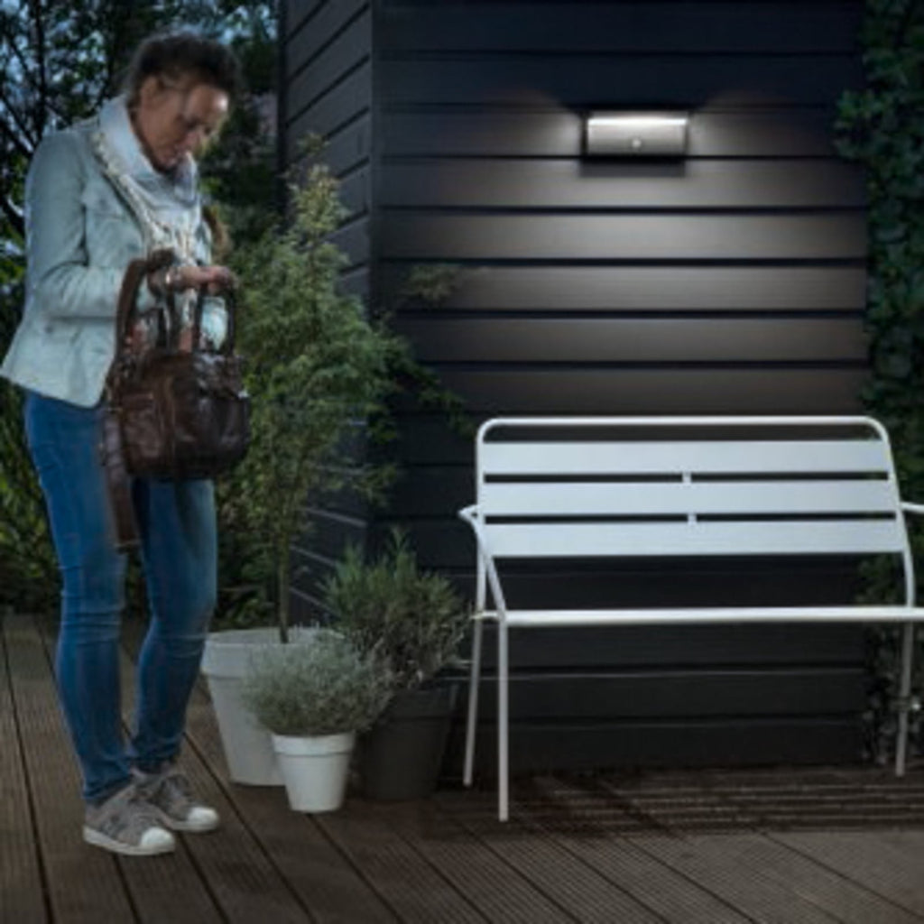 Baksiden av LED utevegglampe Bustan med bevegelsessensor antrasitt Philips