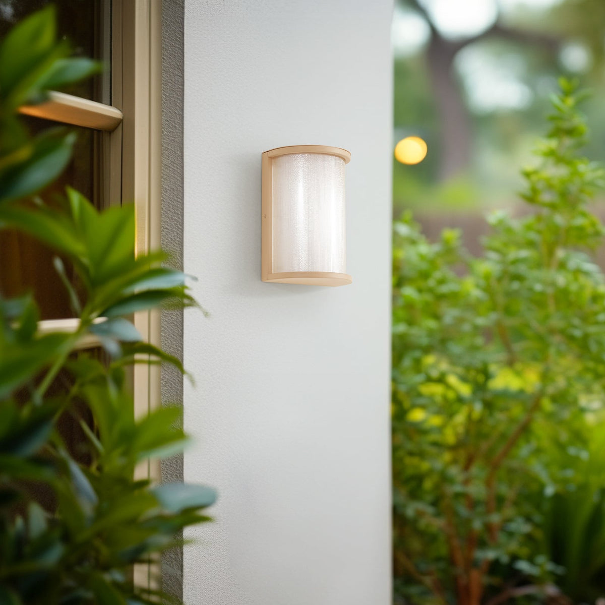 Detalj av LED utevegglampe Calvik beige riflet rustfritt stål IP44