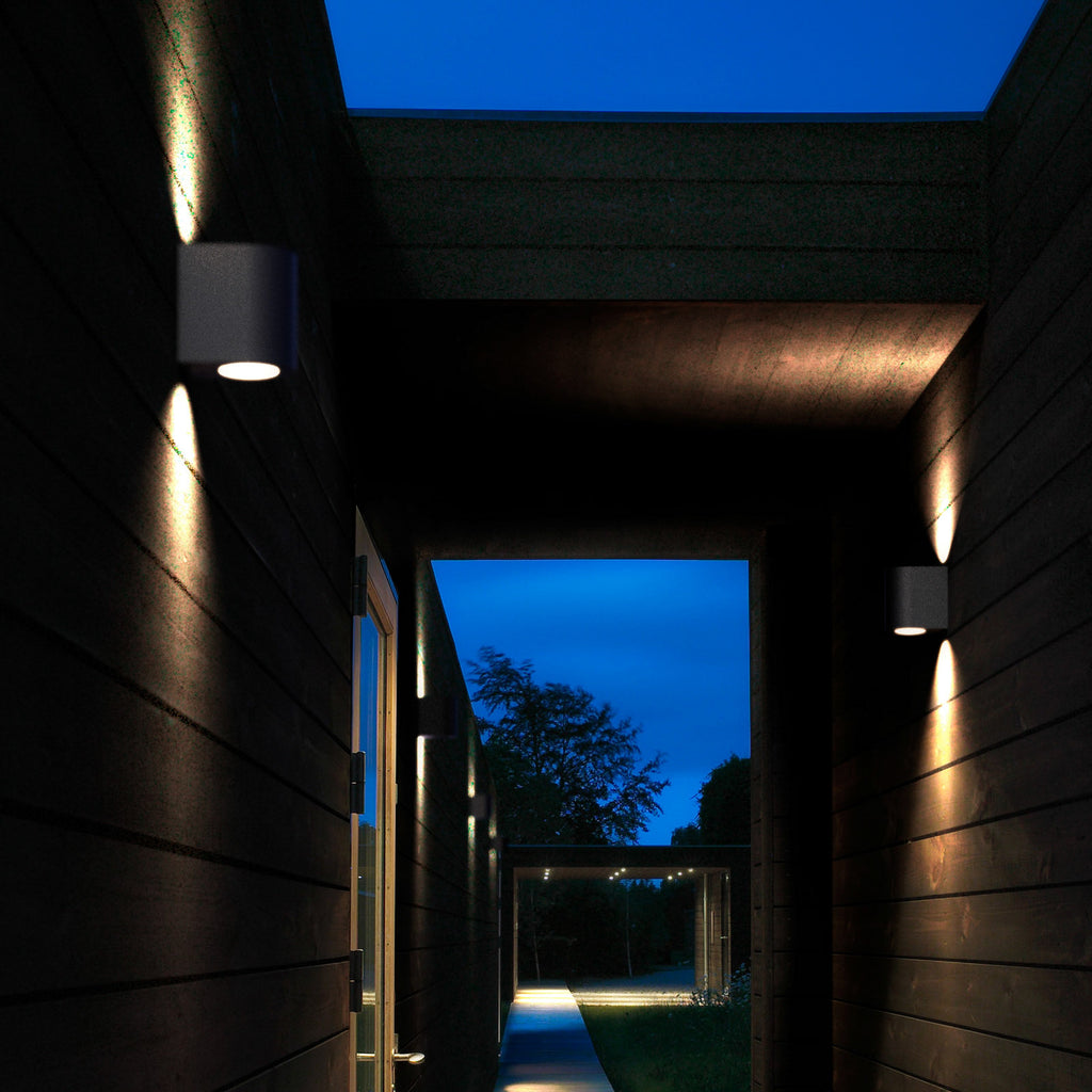 Montert LED utevegglampe Canto 2 Seaside svart ved inngang