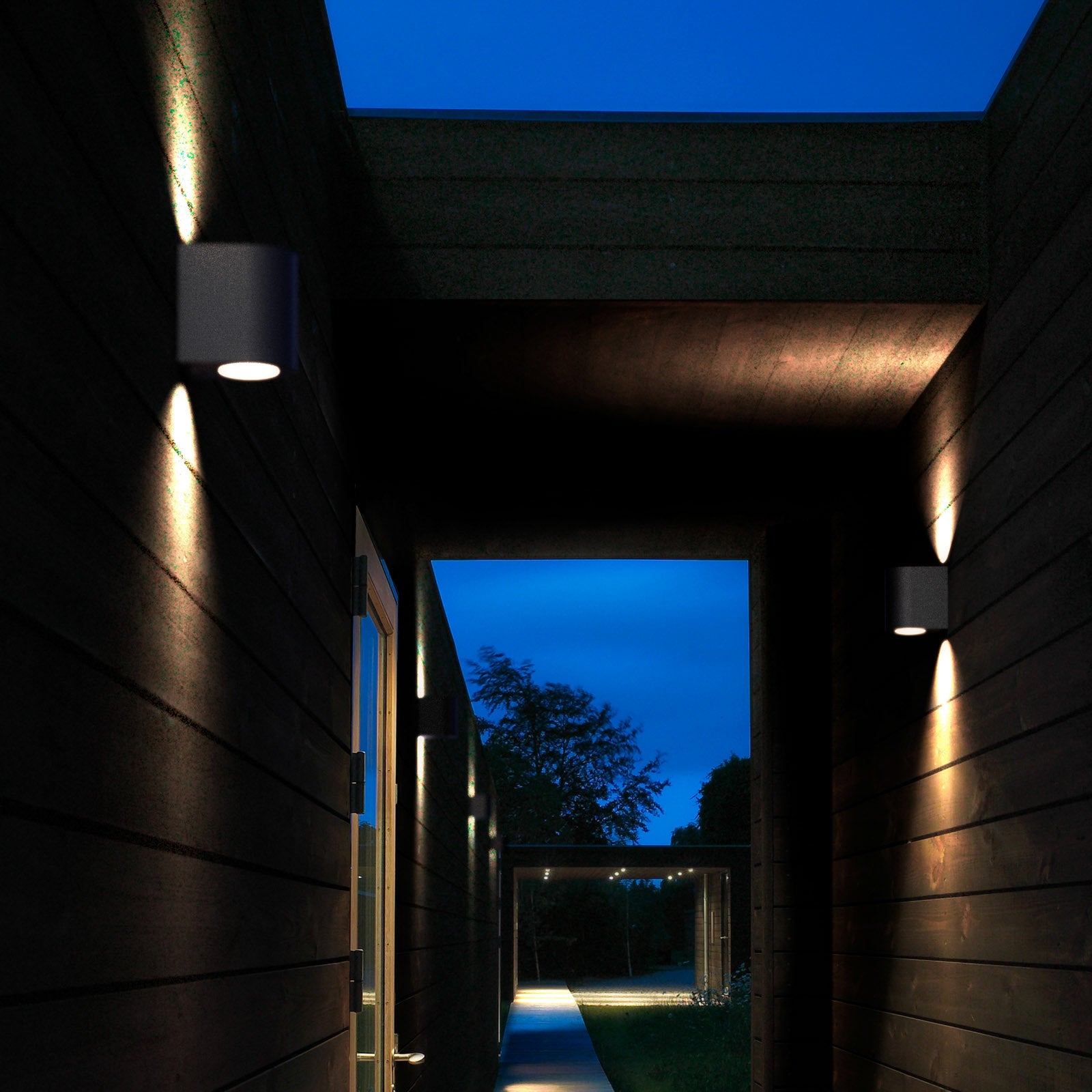 Montert LED utevegglampe Canto 2 Seaside svart ved inngang