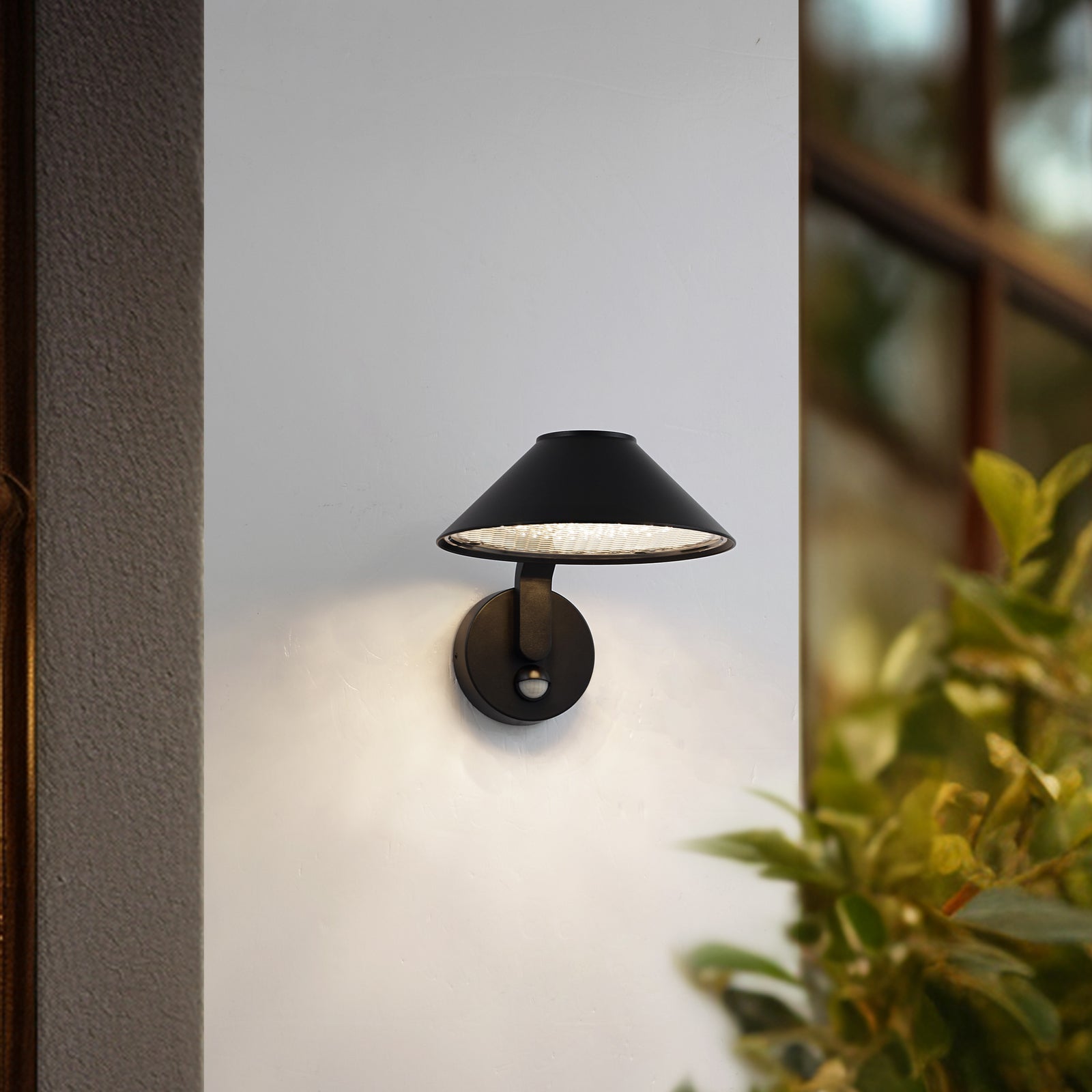 LED utevegglampe Capelo med bevegelsessensor svart bakside