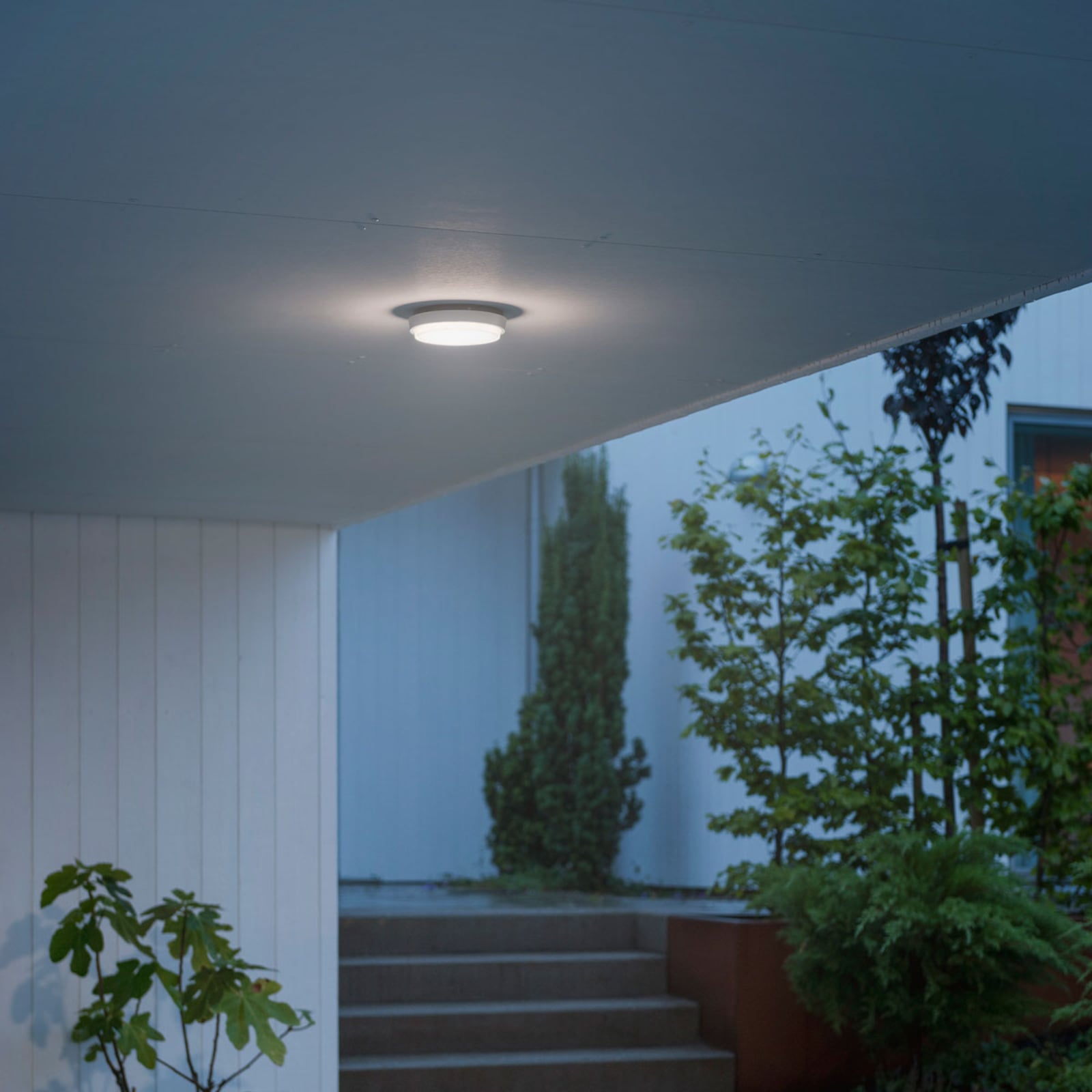 LED utevegglampe Cesena rund matt hvit montert utendørs