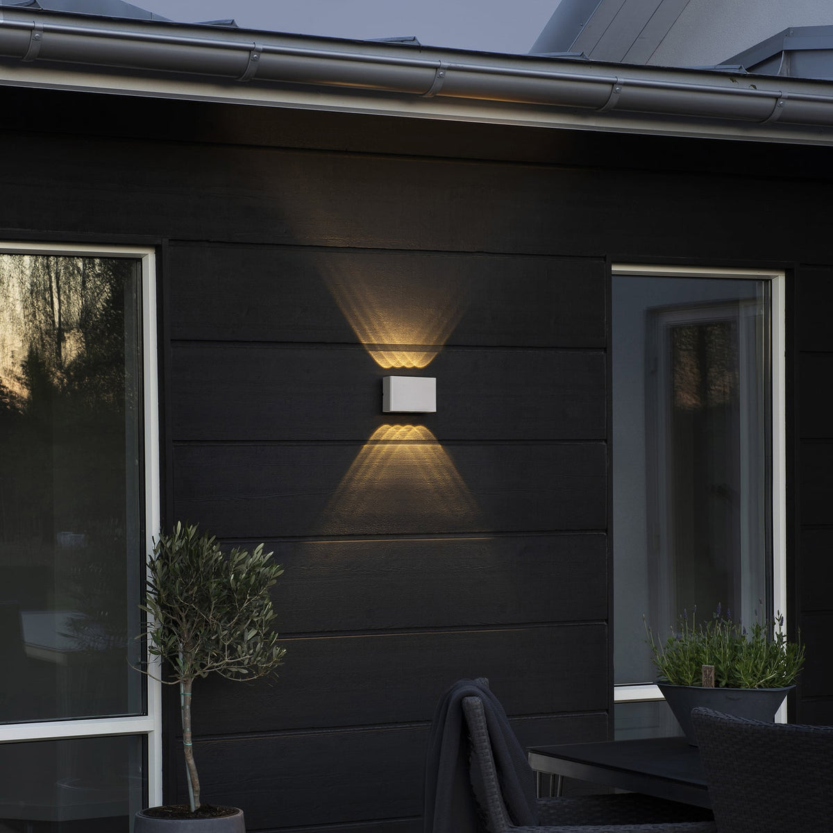 Detalj av LED utevegglampe Chieri 8-lys hvit aluminium IP54