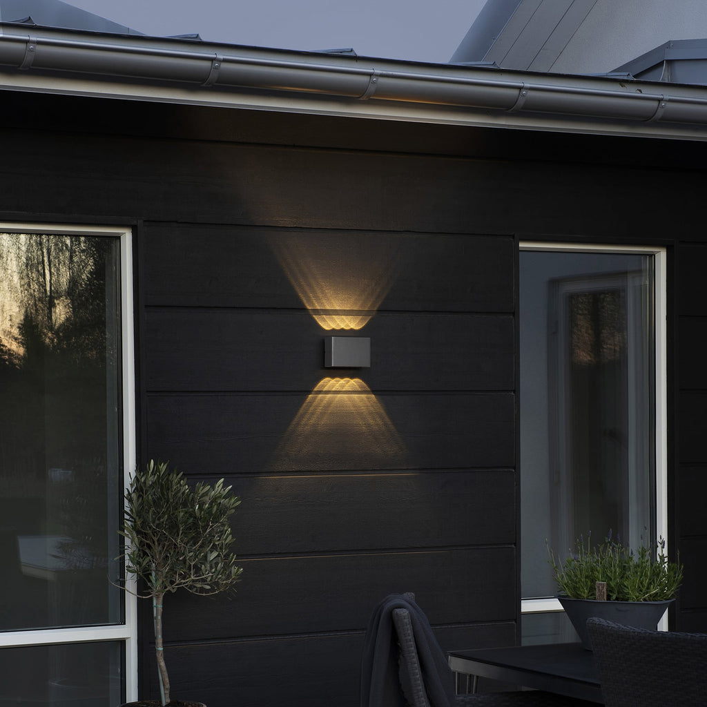 Nærbilde av LED utevegglampe Chieri 8-lys hvit aluminium IP54 lysdetalj