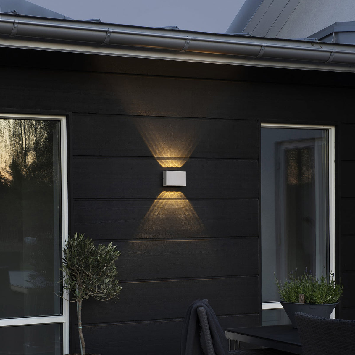 LED utevegglampe Chieri 8-lys hvit aluminium IP54 sideprofil