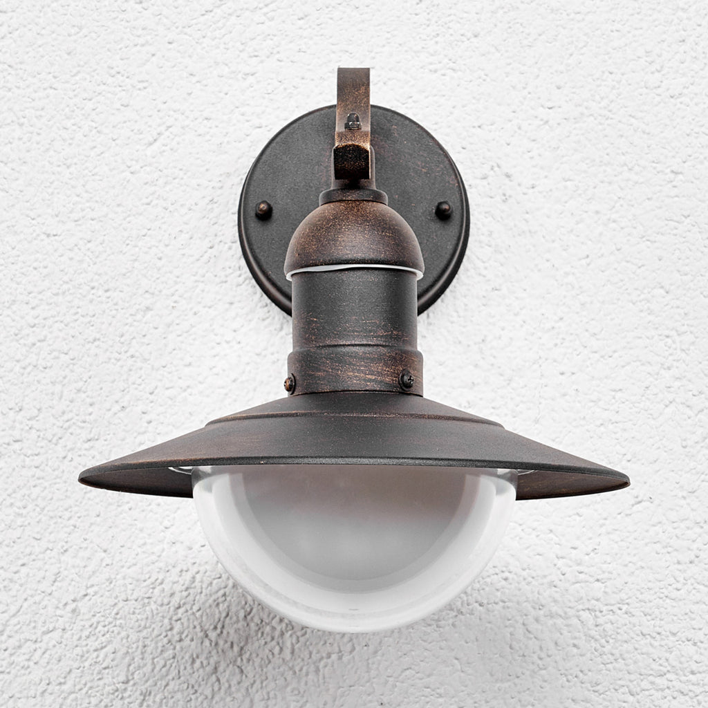 Nærbilde av LED utevegglampe Clea lanterneform kobber 24 cm IP44