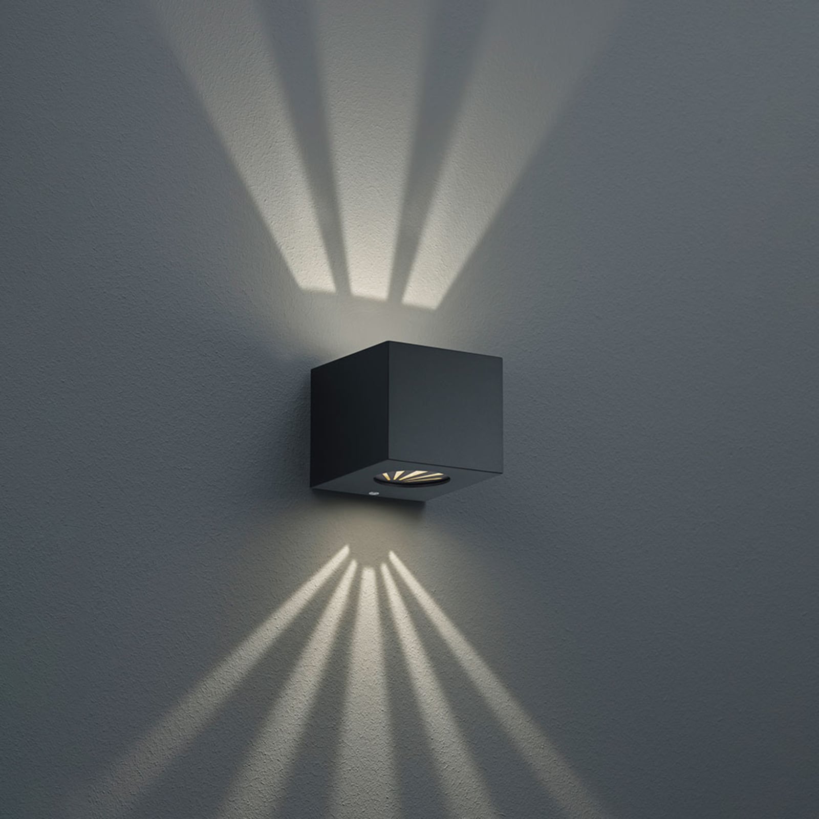 Detalj av LED utevegglampe Cordoba opp og ned svart matt IP44
