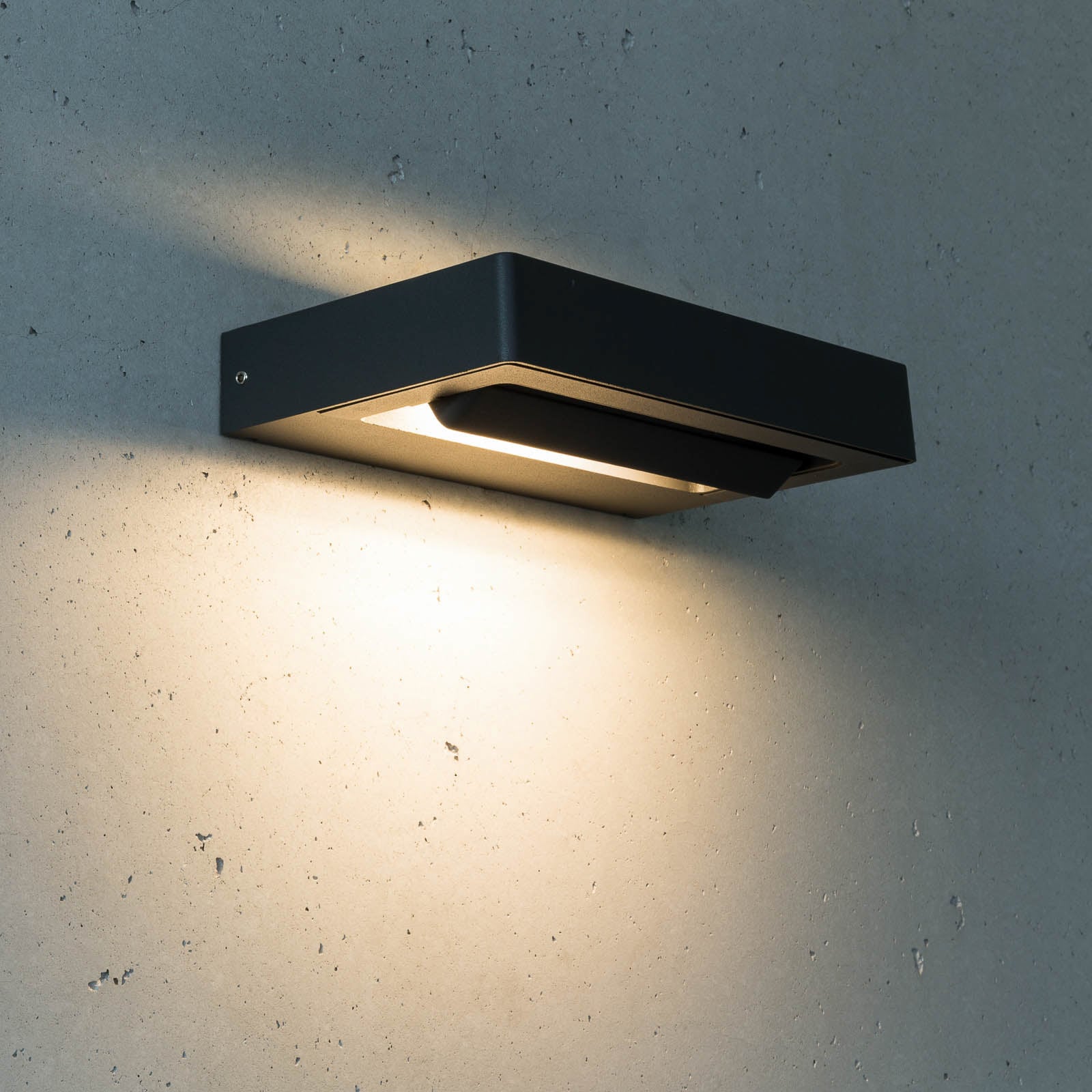 LED utevegglampe Cordoba svingbar antrasitt montert på vegg
