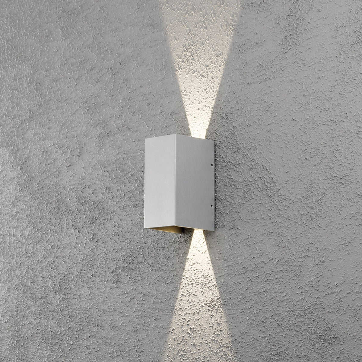 Montert LED utevegglampe Cremona opp og ned grå 8 cm IP54