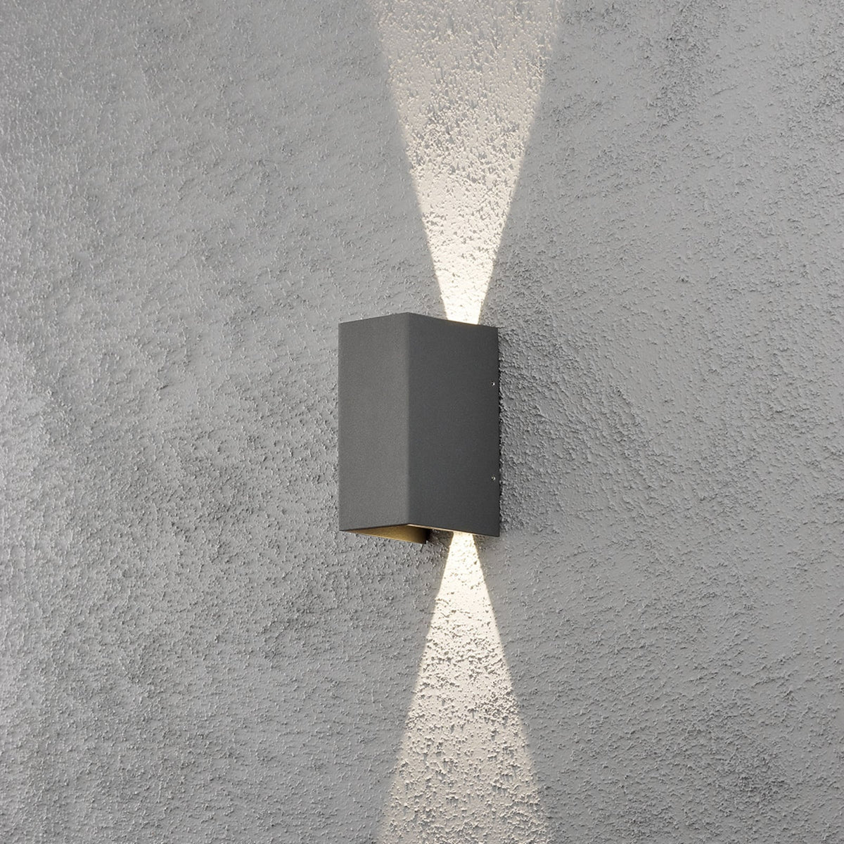 LED utevegglampe Cremona opp/ned antrasitt 8 cm IP54 montert på vegg