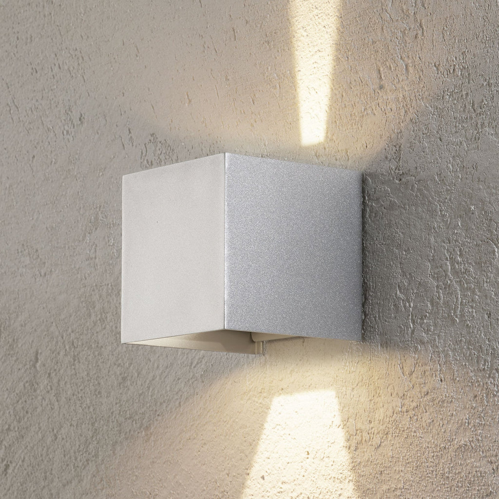 Detalj av LED utevegglampe Cube opp og ned aluminium 10 cm IP54 - ORION