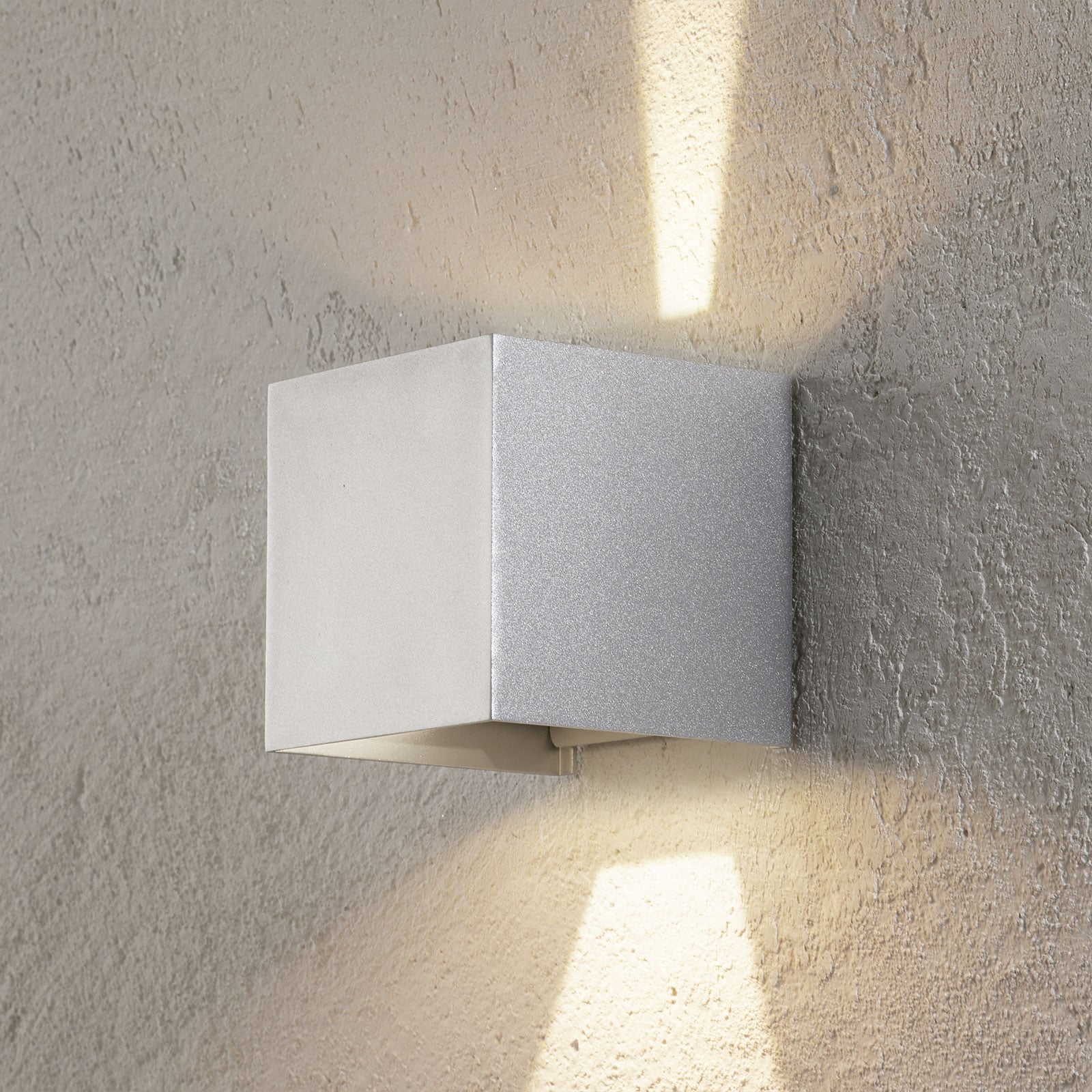 Detalj av LED utevegglampe Cube opp og ned aluminium 10 cm IP54 - ORION