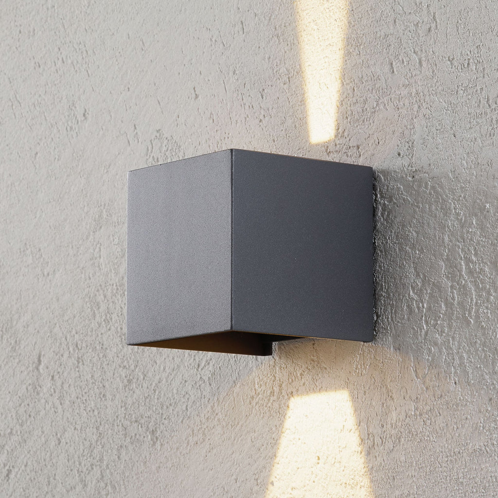 LED utevegglampe Cube opp/ned antrasitt 10 cm IP54 i moderne uteområde
