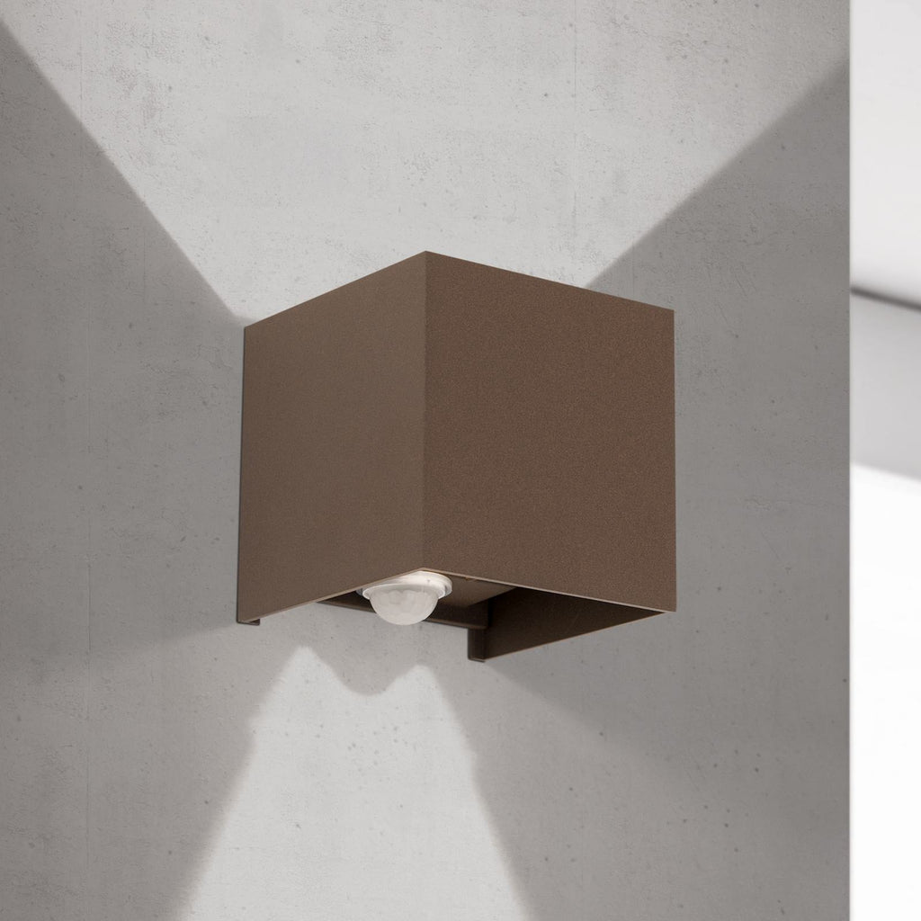 LED utevegglampe Cube-S med bevegelsessensor rustfarget IP54 forfra