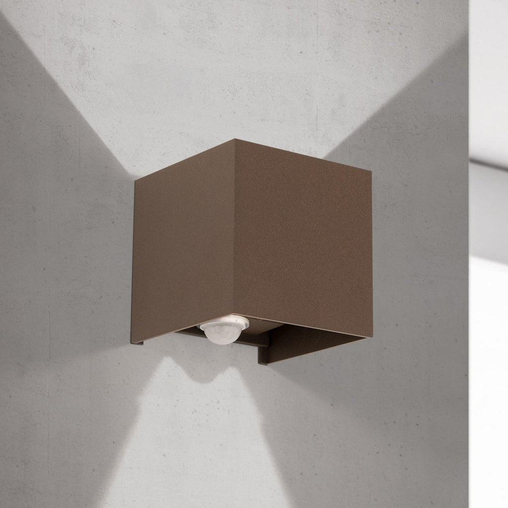 LED utevegglampe Cube-S med bevegelsessensor rustfarget IP54 forfra
