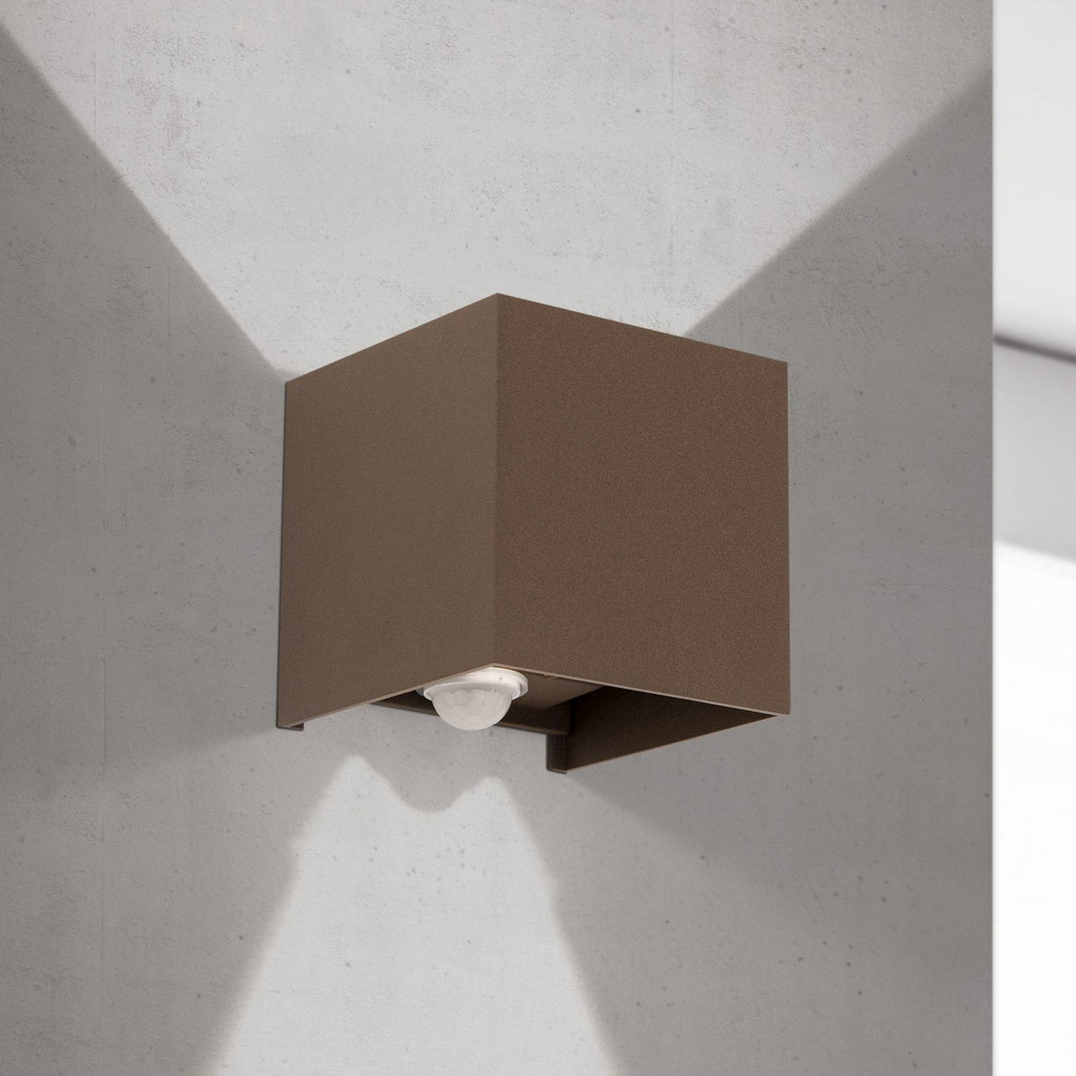 LED utevegglampe Cube-S med bevegelsessensor rustfarget IP54 forfra