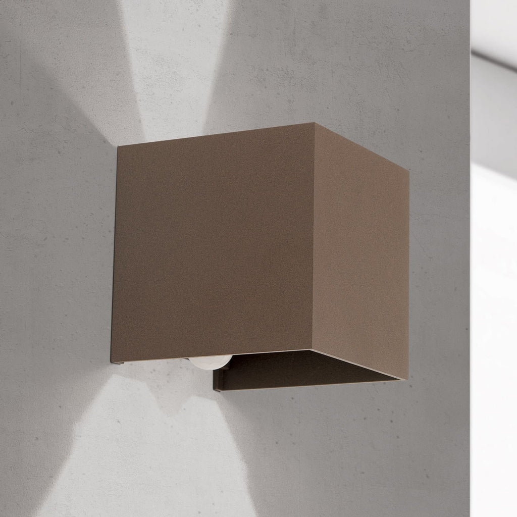 Montert LED utevegglampe Cube-S med bevegelsessensor rustfarget IP54