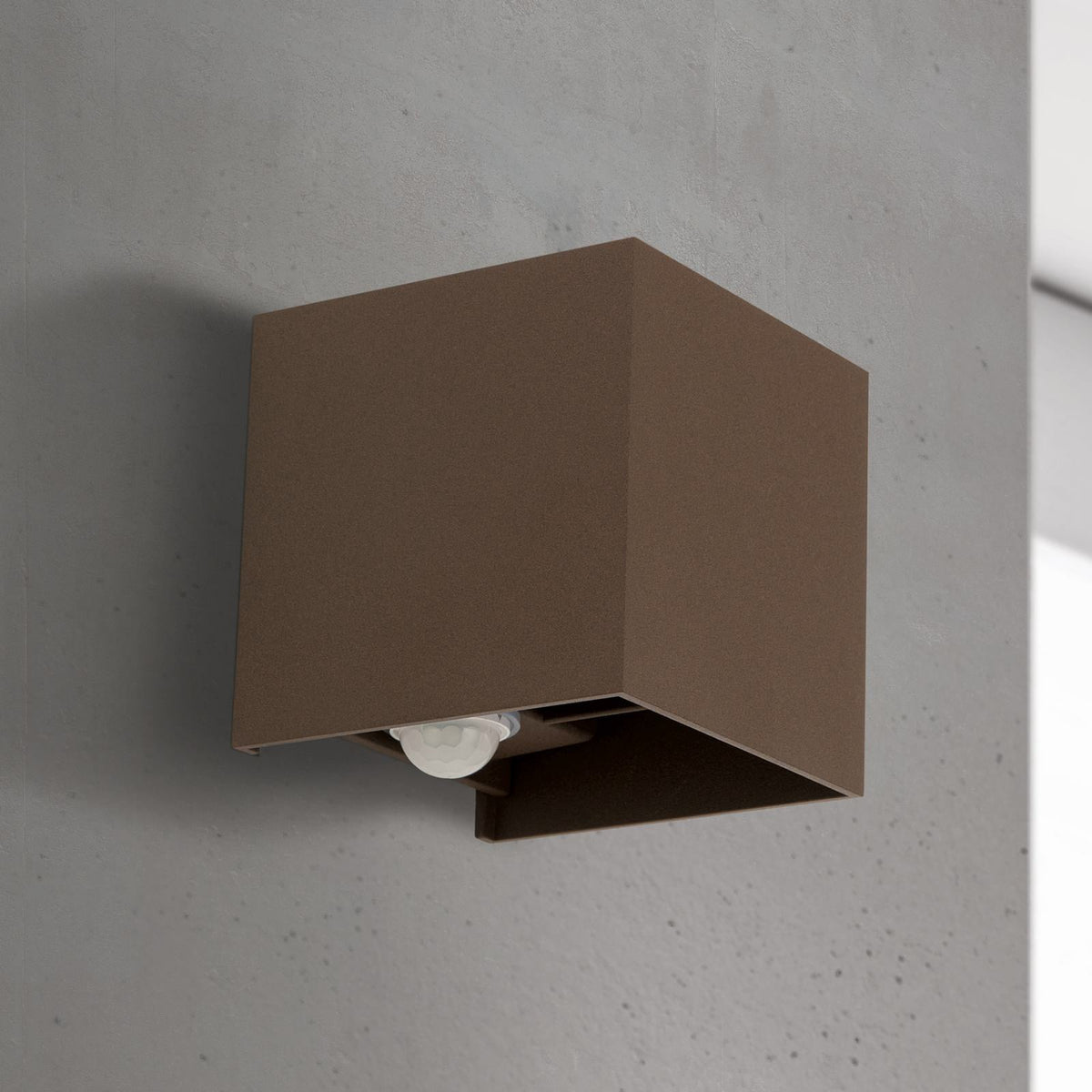 Nærbilde av LED utevegglampe Cube-S med bevegelsessensor rustfarget IP54