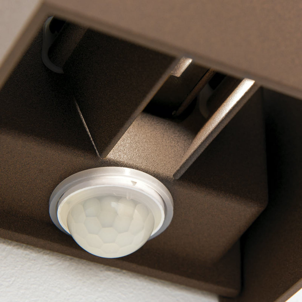LED utevegglampe Cube-S med bevegelsessensor rustfarget IP54 lysbilde