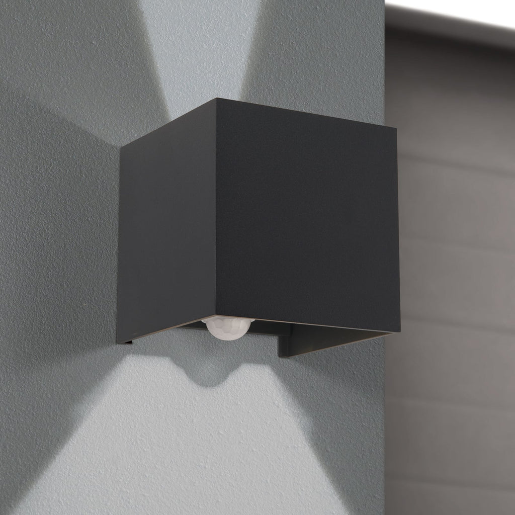 LED utevegglampe Cube-S opp/ned antrasitt med sensor IP54 - ORION forfra