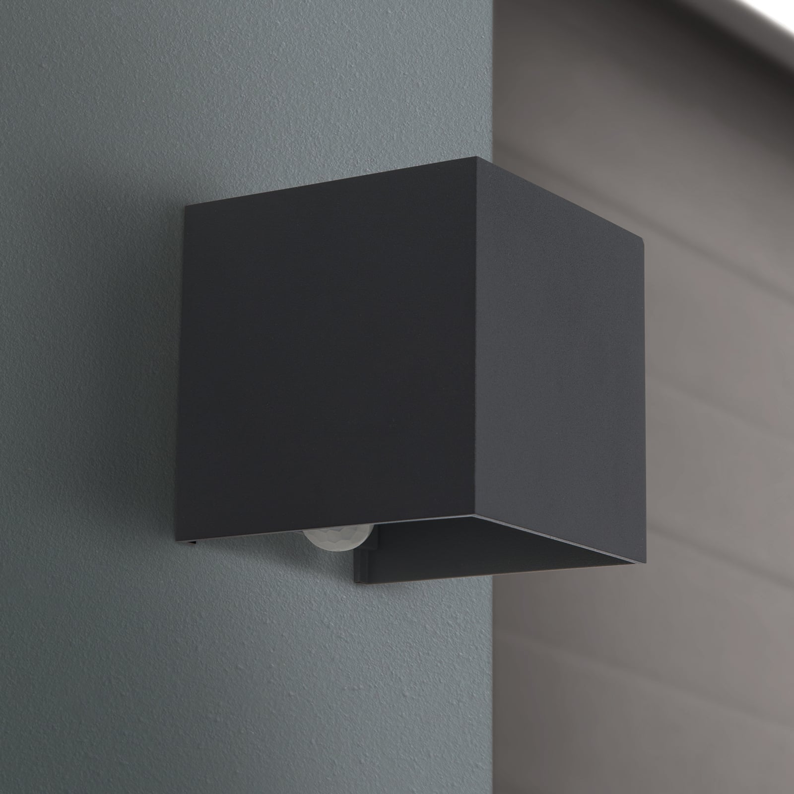 Detalj av LED utevegglampe Cube-S opp/ned antrasitt med sensor IP54 - ORION