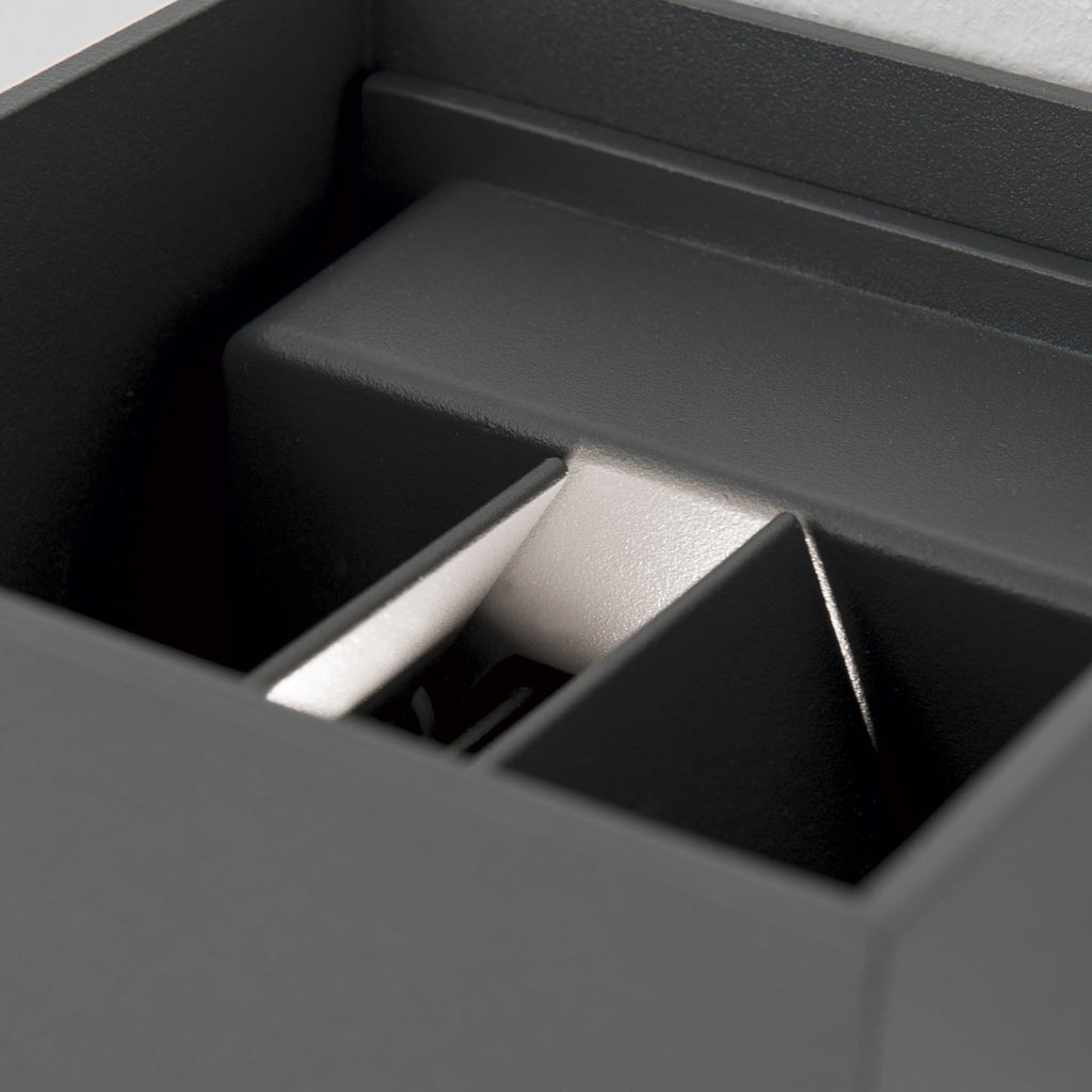 LED utevegglampe Cube-S opp/ned antrasitt med sensor IP54 - ORION lyser opp fasade