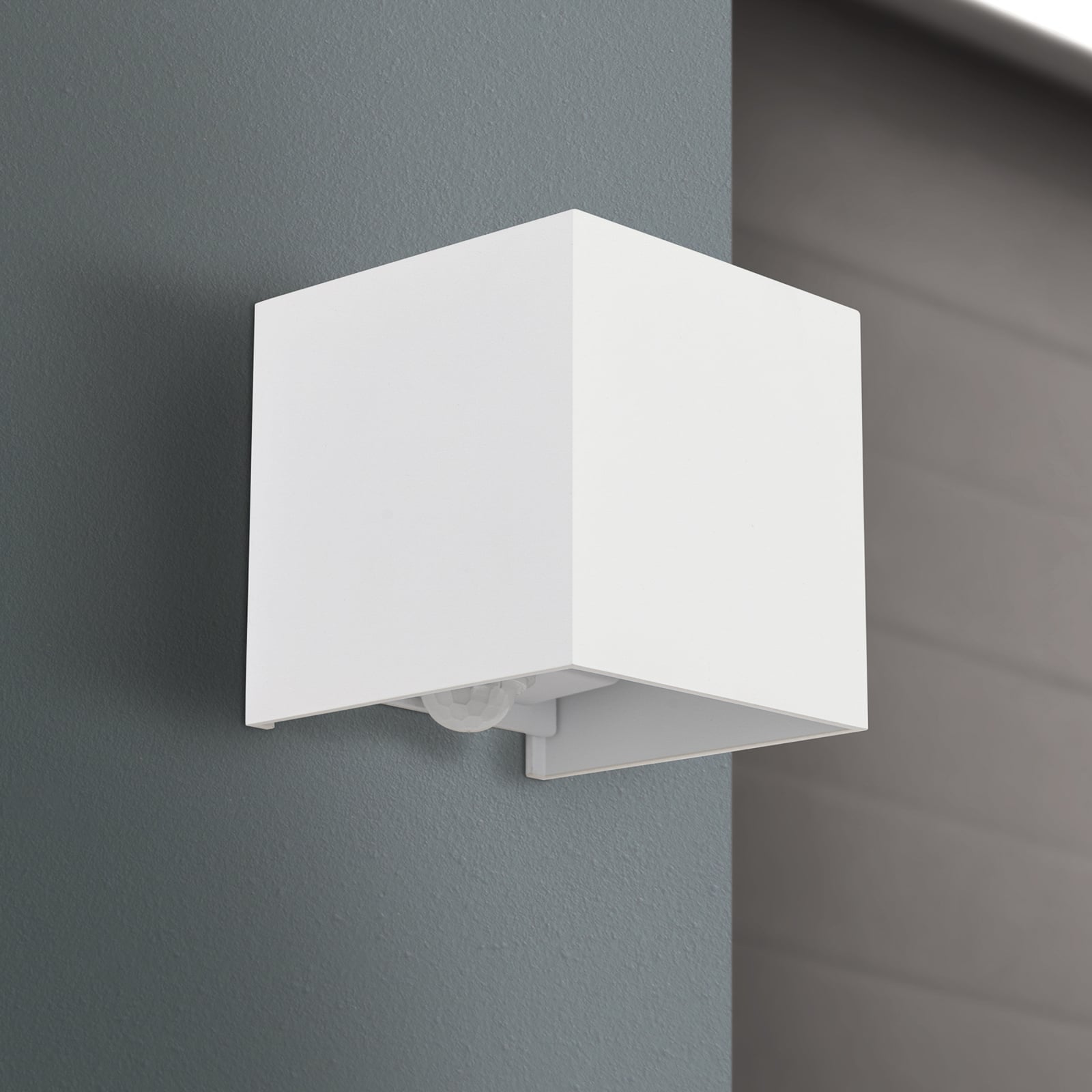 Detalj av LED utevegglampe Cube-S opp/ned med bevegelsessensor hvit IP54