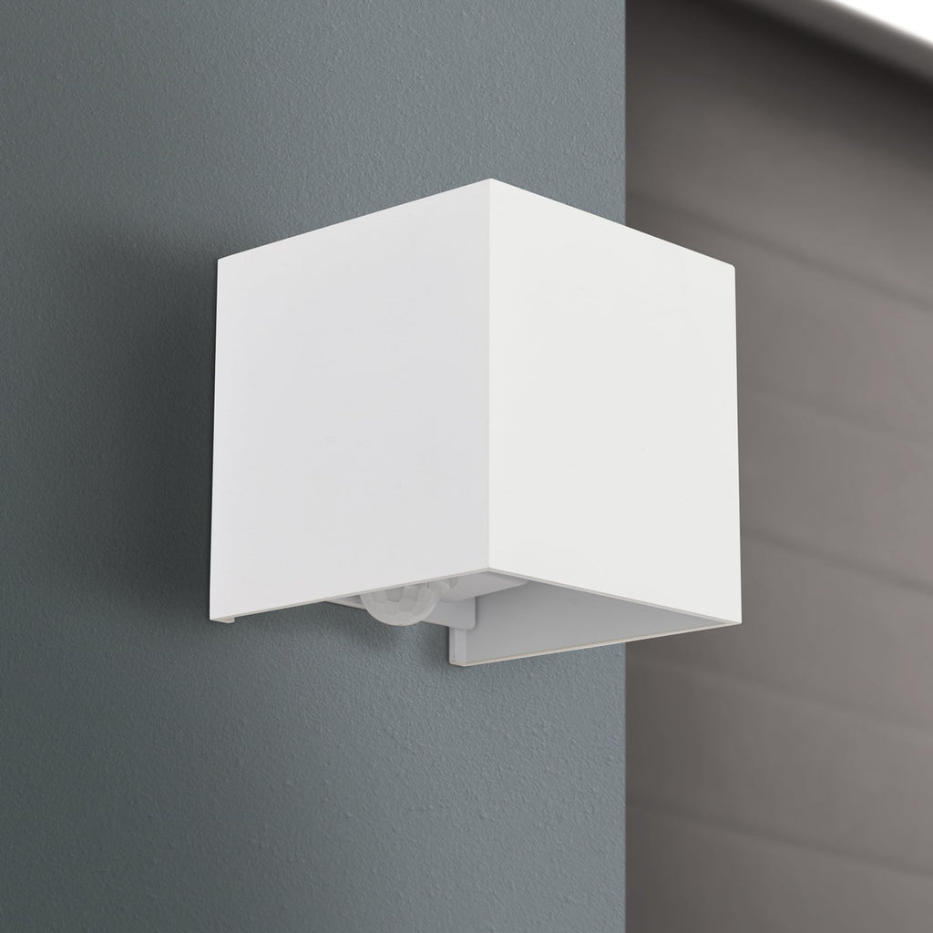 Detalj av LED utevegglampe Cube-S opp/ned med bevegelsessensor hvit IP54